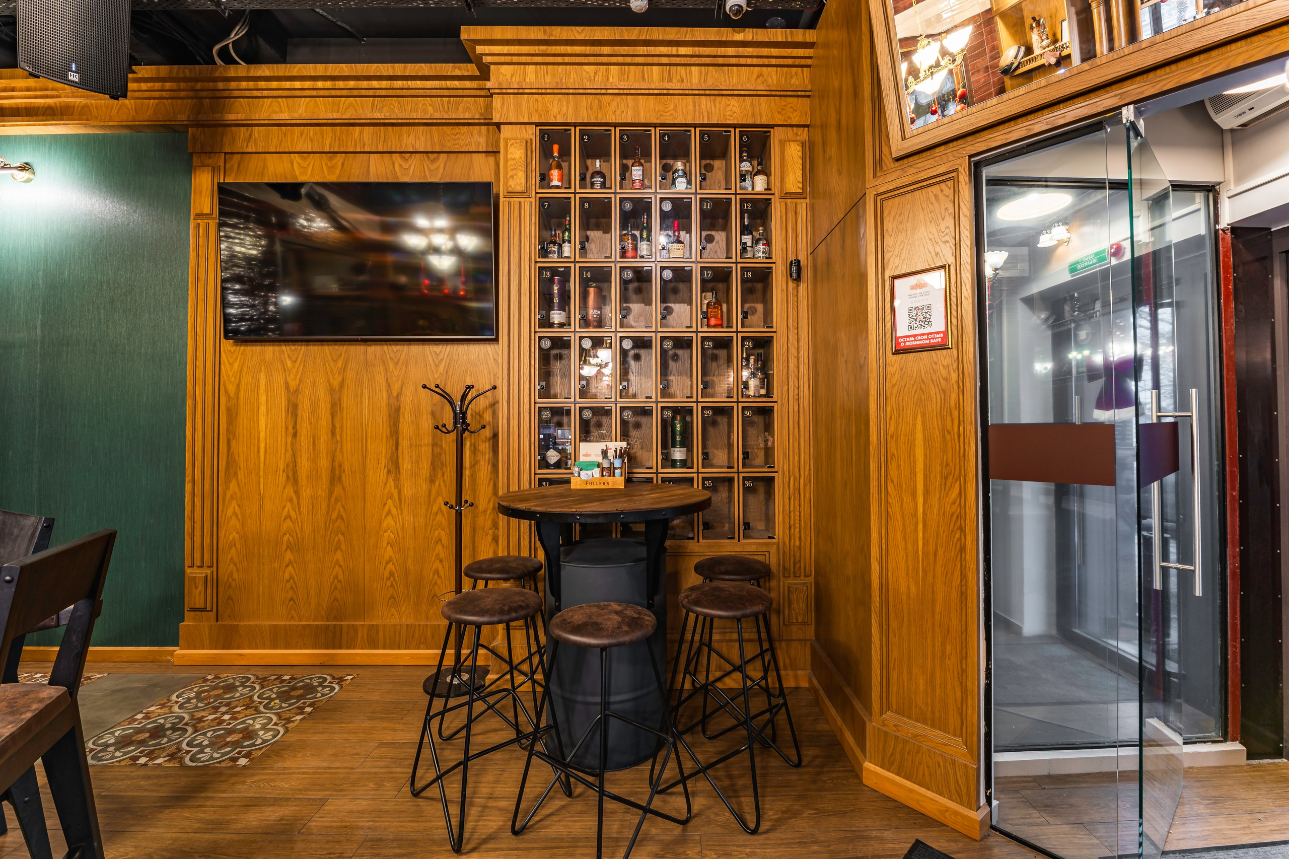 Алматы, Fuller's Izumrud — небольшой уютный паб в тихом районе, декабрь 2025. Интерьерный фотограф Алматы