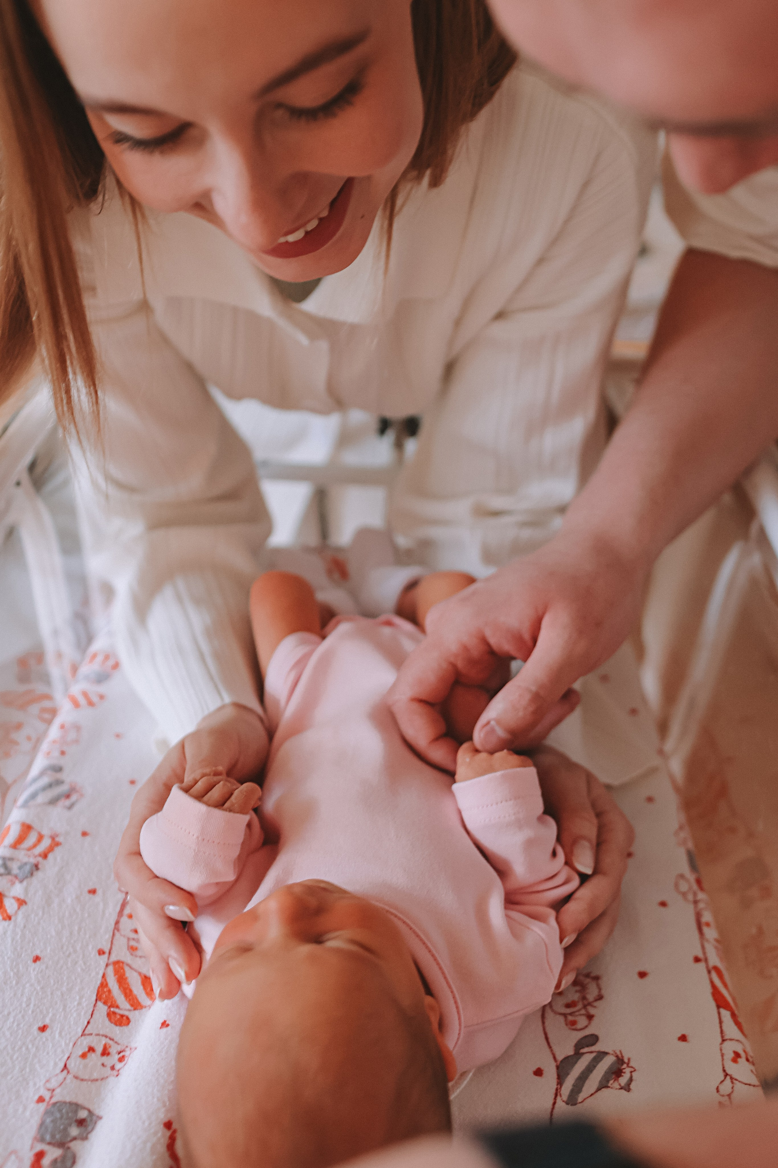 Выписка палата+внизу ПЦЭ. Семейный фотограф Тюмень, фотограф на роды Салмина Мария