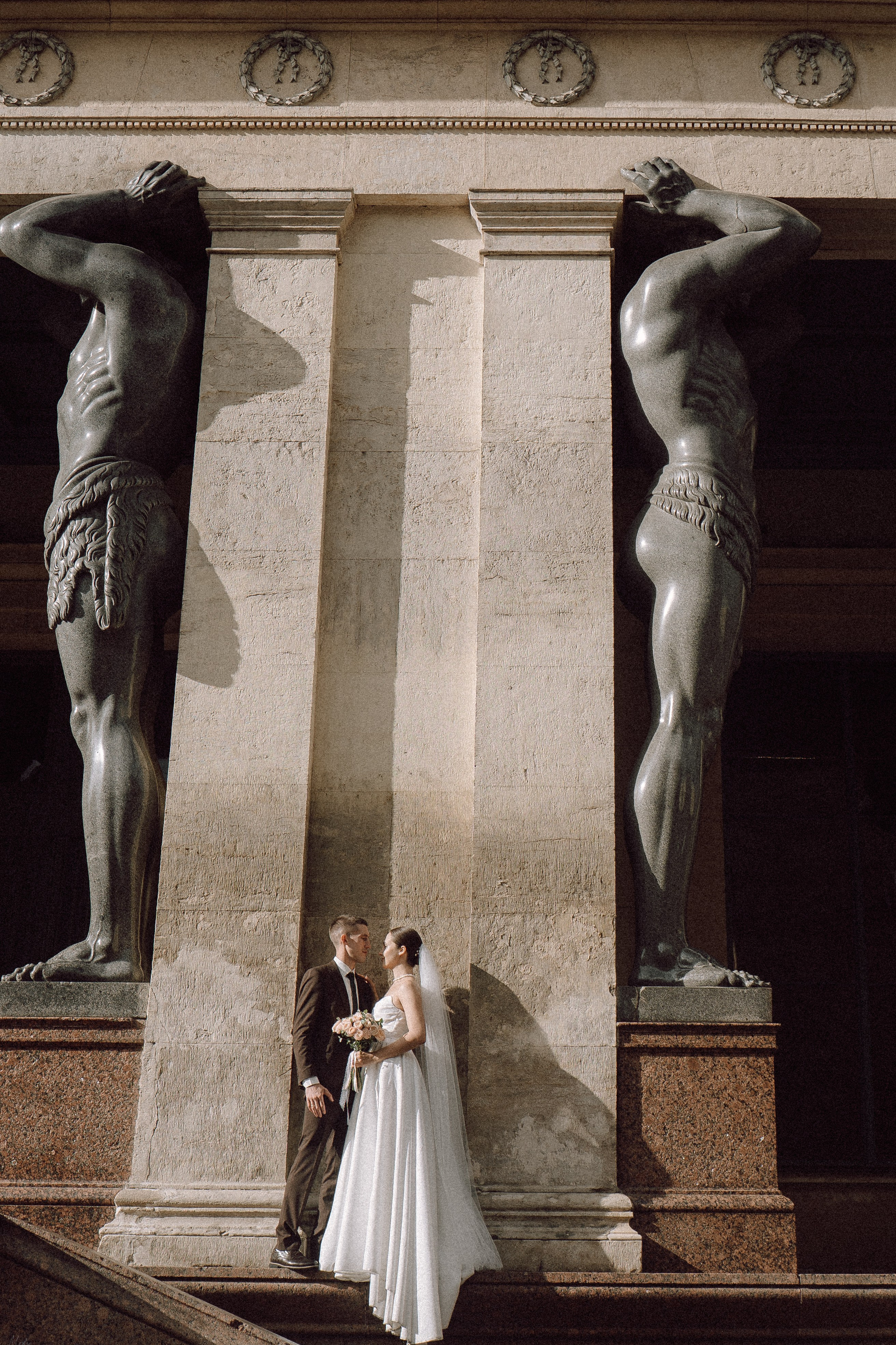 СВАДЕБНАЯ ПРОГУЛКА В САНТК-ПЕТЕРБУРГЕ (ИСАКИЕВСКИЙ СОБОР, ЗИМНЯЯ КАНАВКА, ЭРМИТАЖ И БОЛЬШАЯ МОРСКАЯ УЛИЦА). Профессиональный фотограф, Санкт-Петербург — Виктория Богомолова