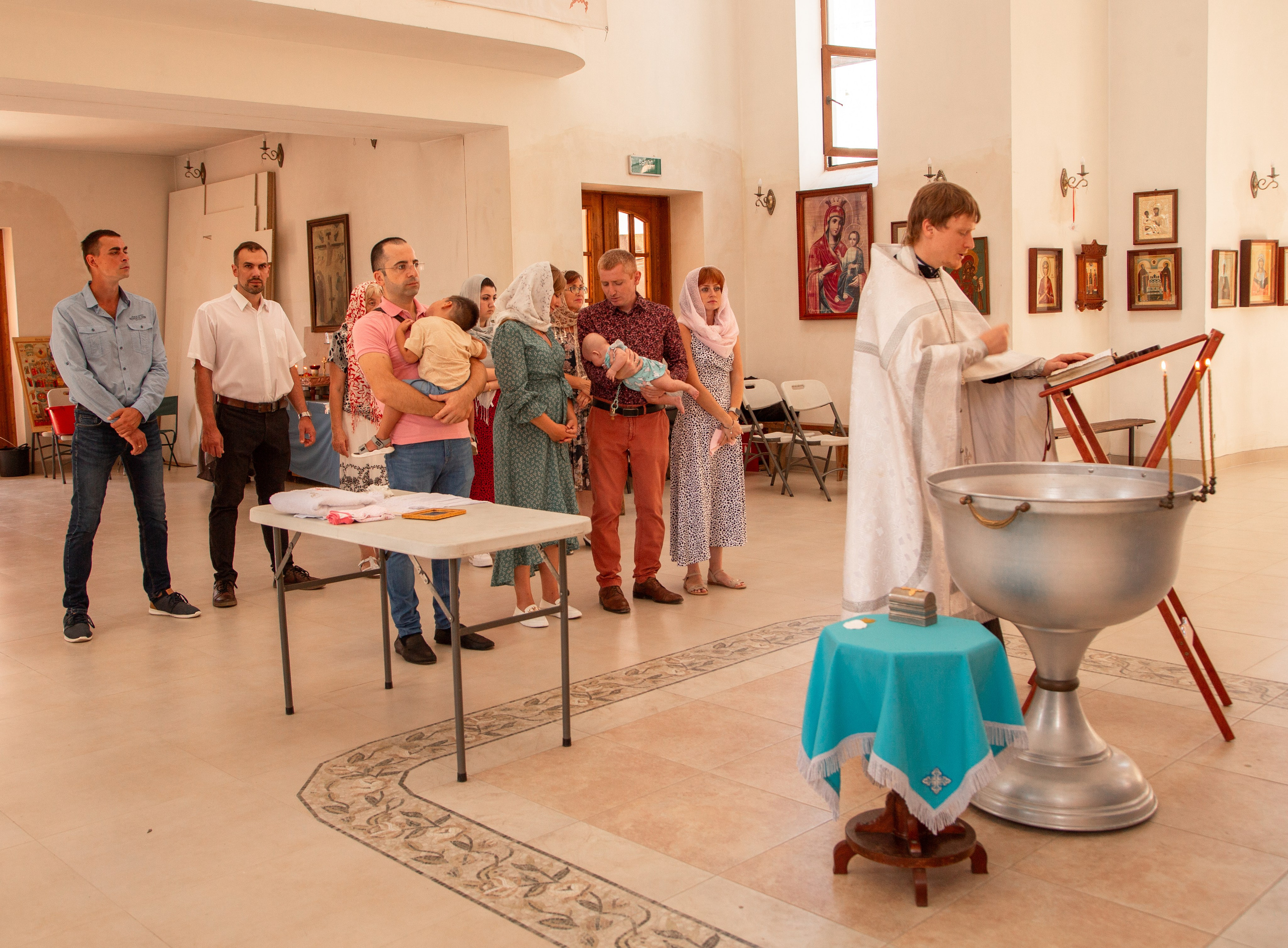 Крещение в храме апостола Симона Кананита в поселке Лоо. Семейный фотограф в Сочи, Лоо, Дагомысе, Вардане Кучумова Олеся