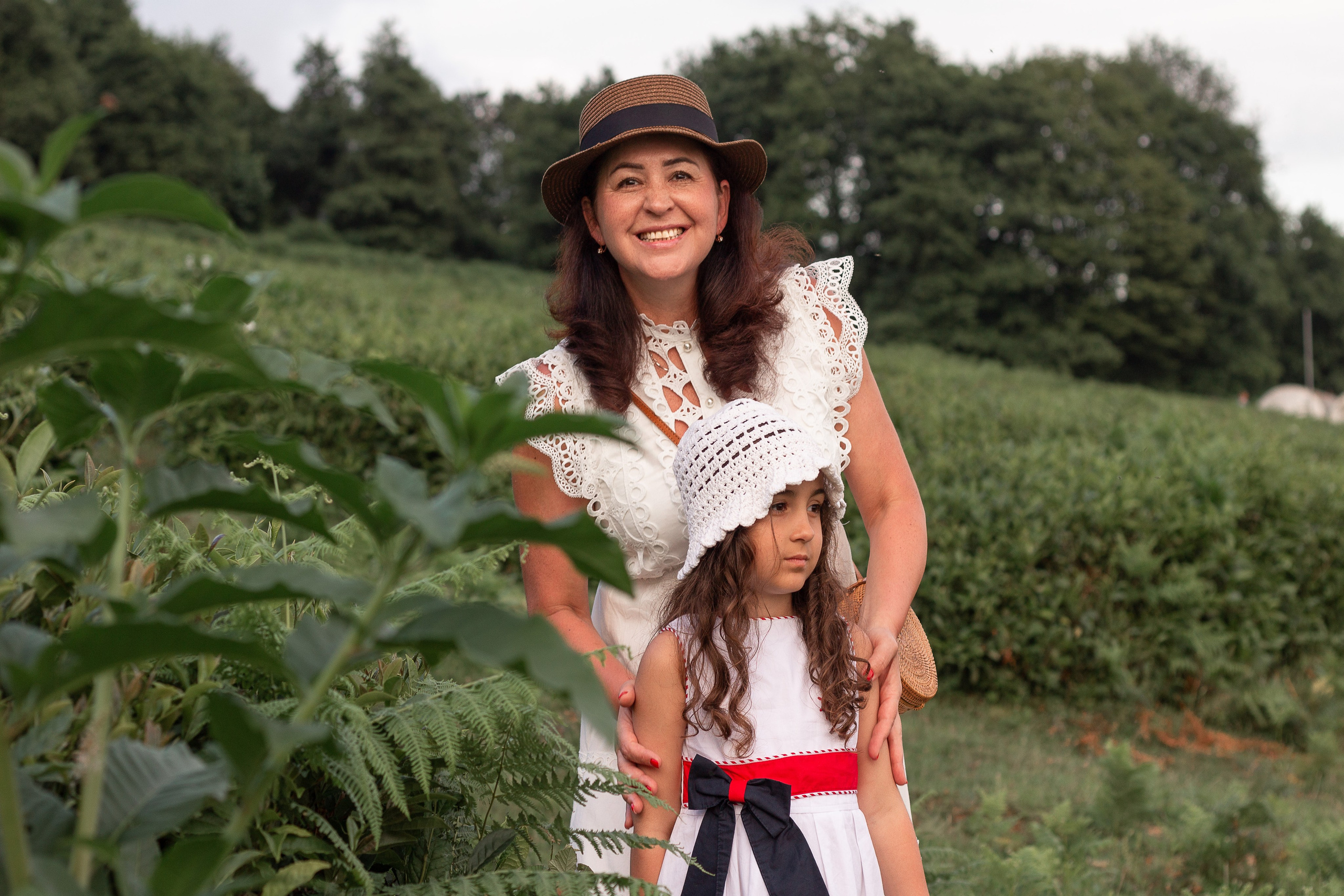 Мама с дочкой встречают закат в горах. Семейный фотограф в Сочи, Лоо, Дагомысе, Вардане Кучумова Олеся