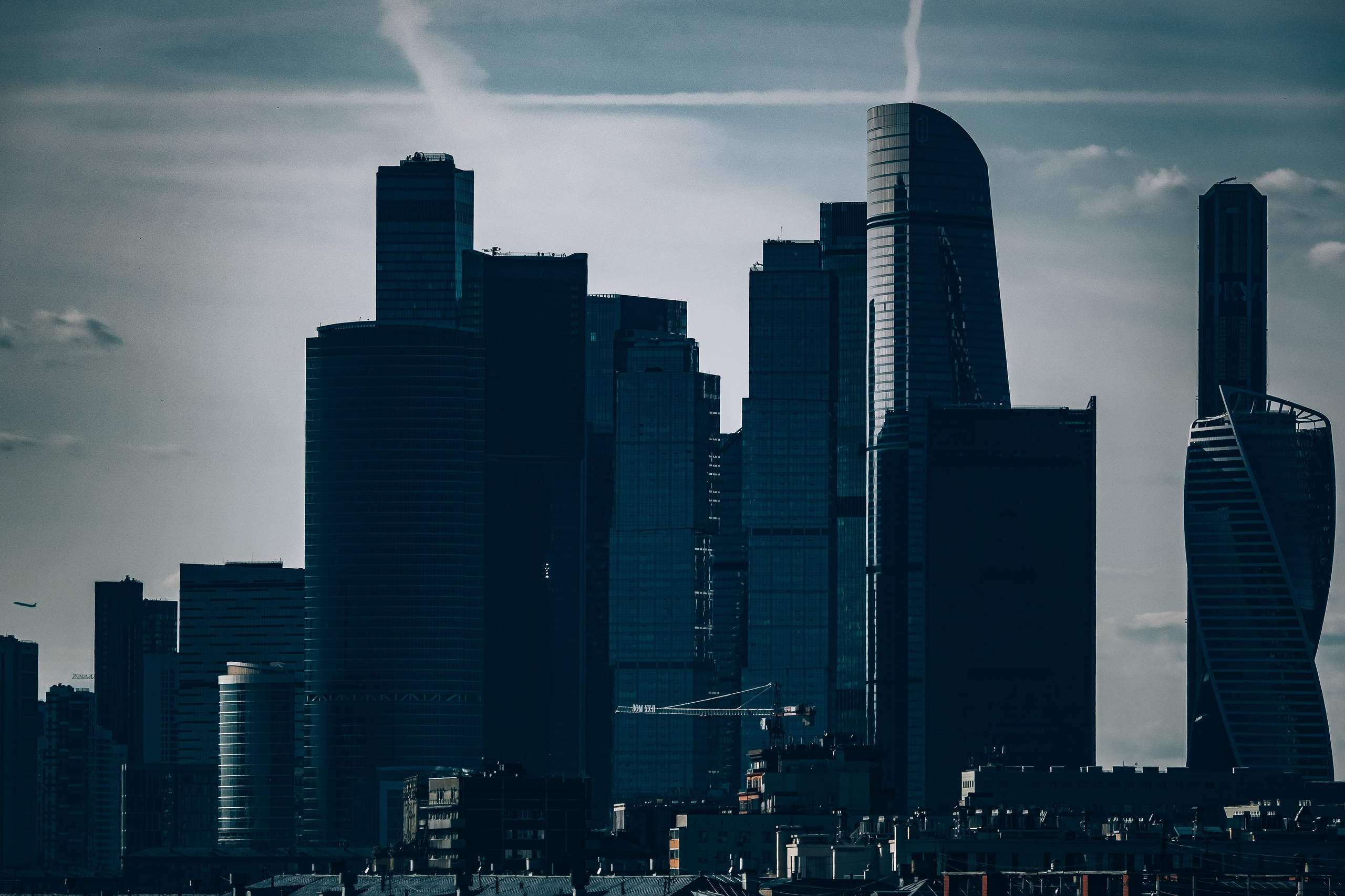 Москва-сити в дымке со смотровой площадки. Москва-сити в дымке со смотровой площадки, вдали взлетающий самолет