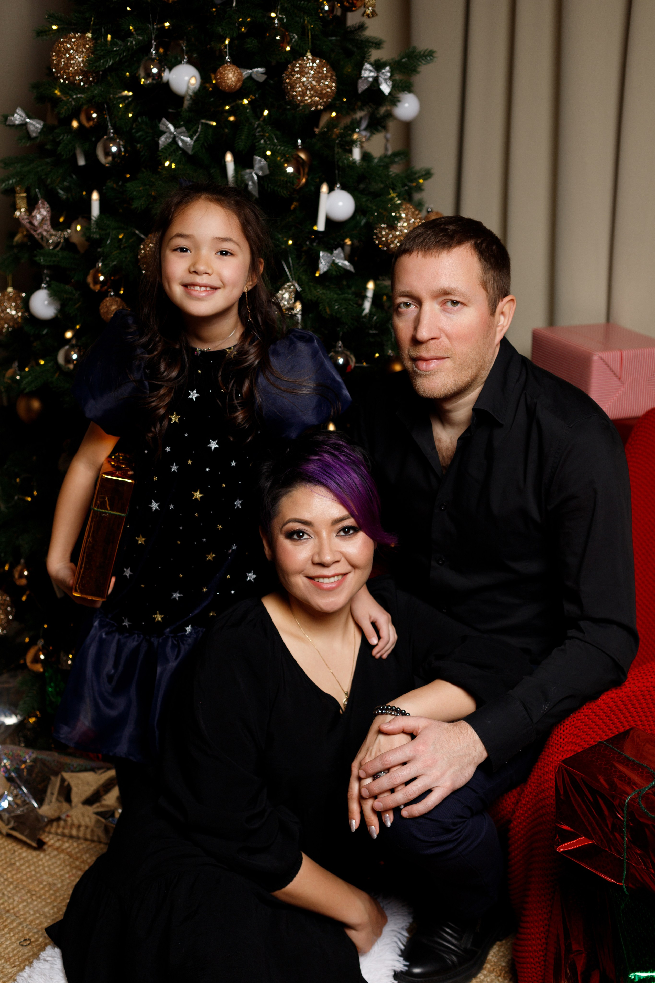 Семейная фотосессия в интерьерном зале в Санкт-Петербурге на новый год