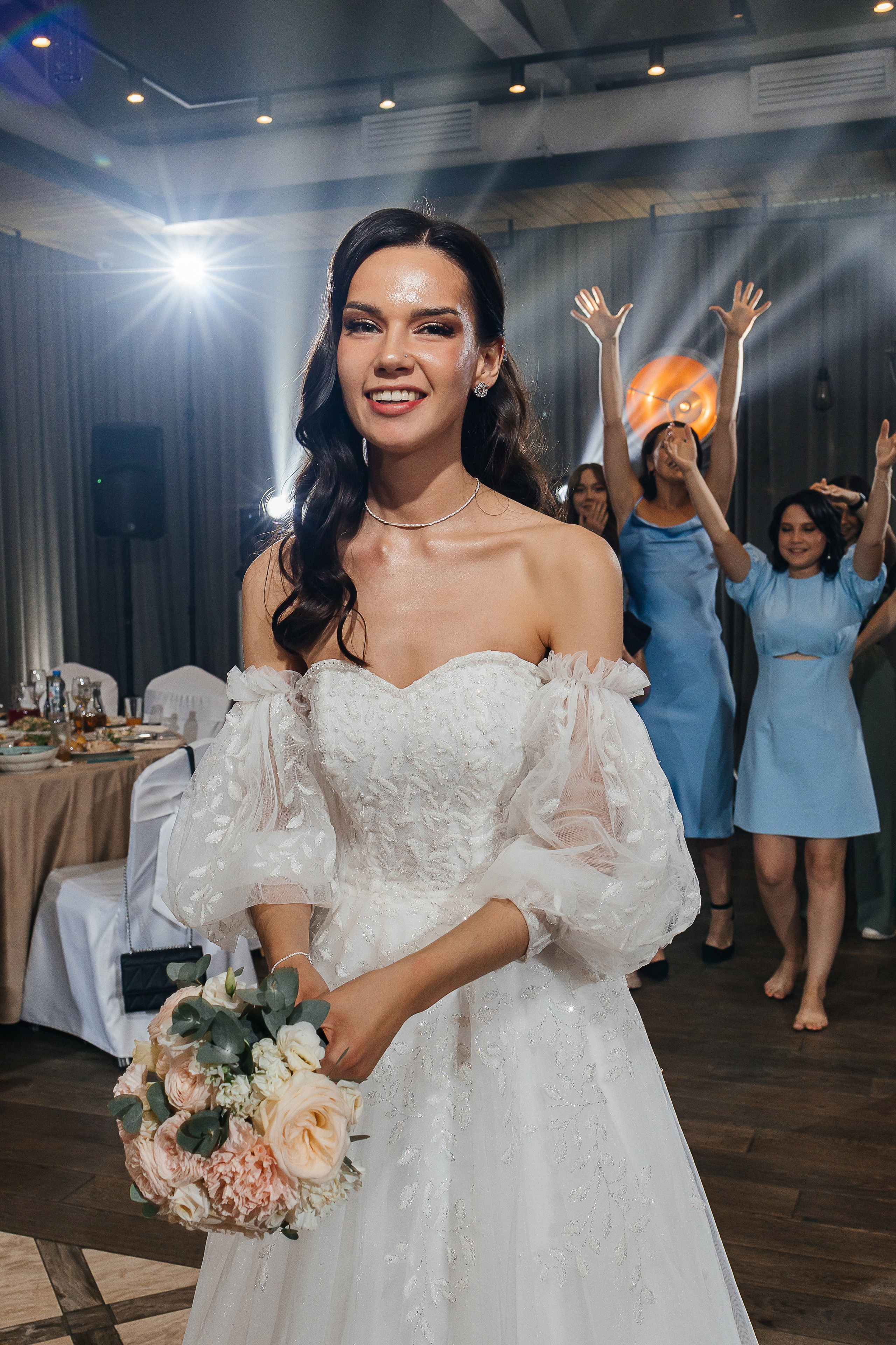 Волшебное утро невесты в номере отеля. Олег Сверчков | Свадебный фотограф Вологда