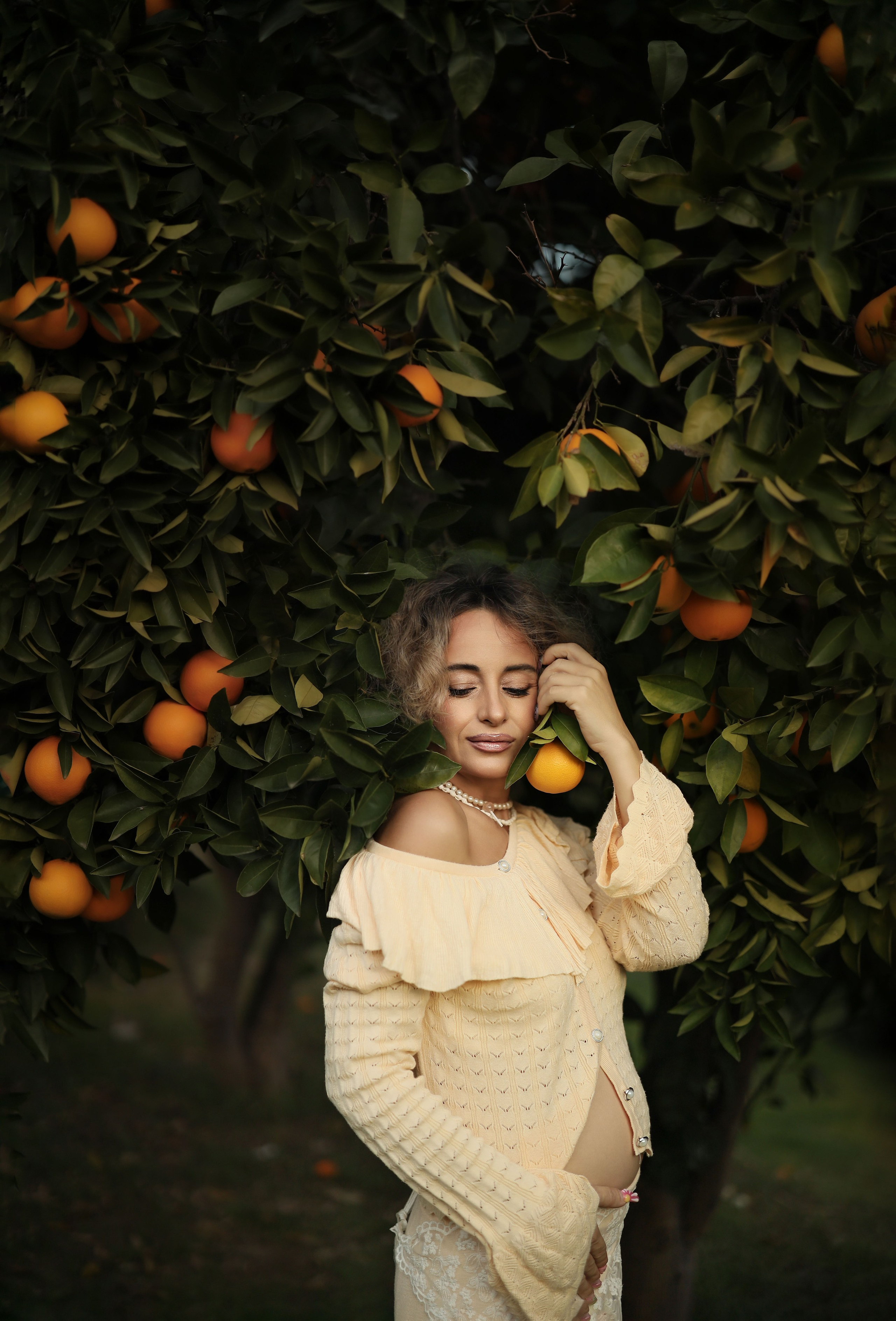 Семейная фотосессия в мандариновом саду Абхазии. Свадебный и семейный фотограф в Абхазии Жанна Соснина
