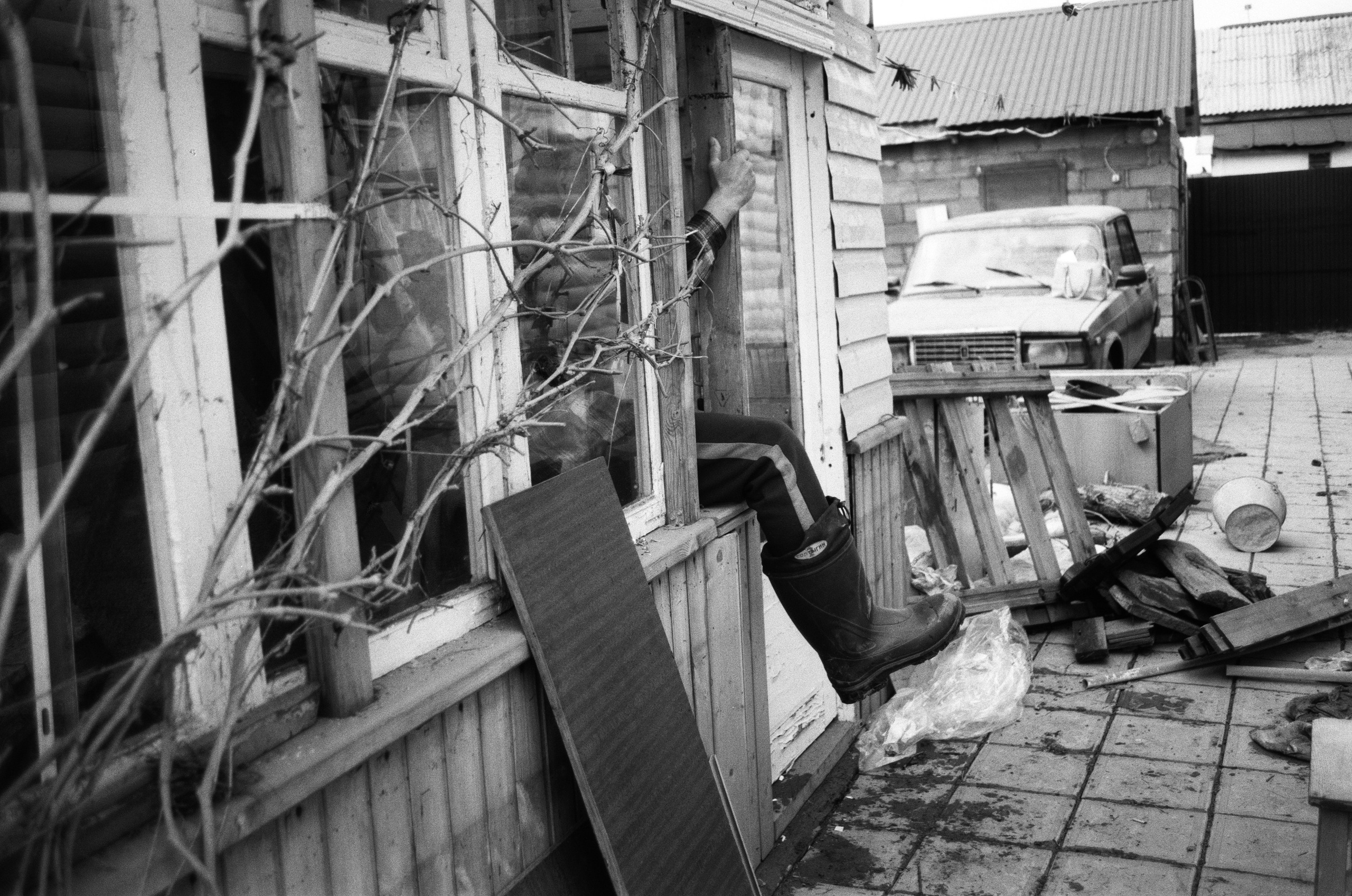 Александр пробирается в летнюю кухню | 13.04.2024 / г. Орск