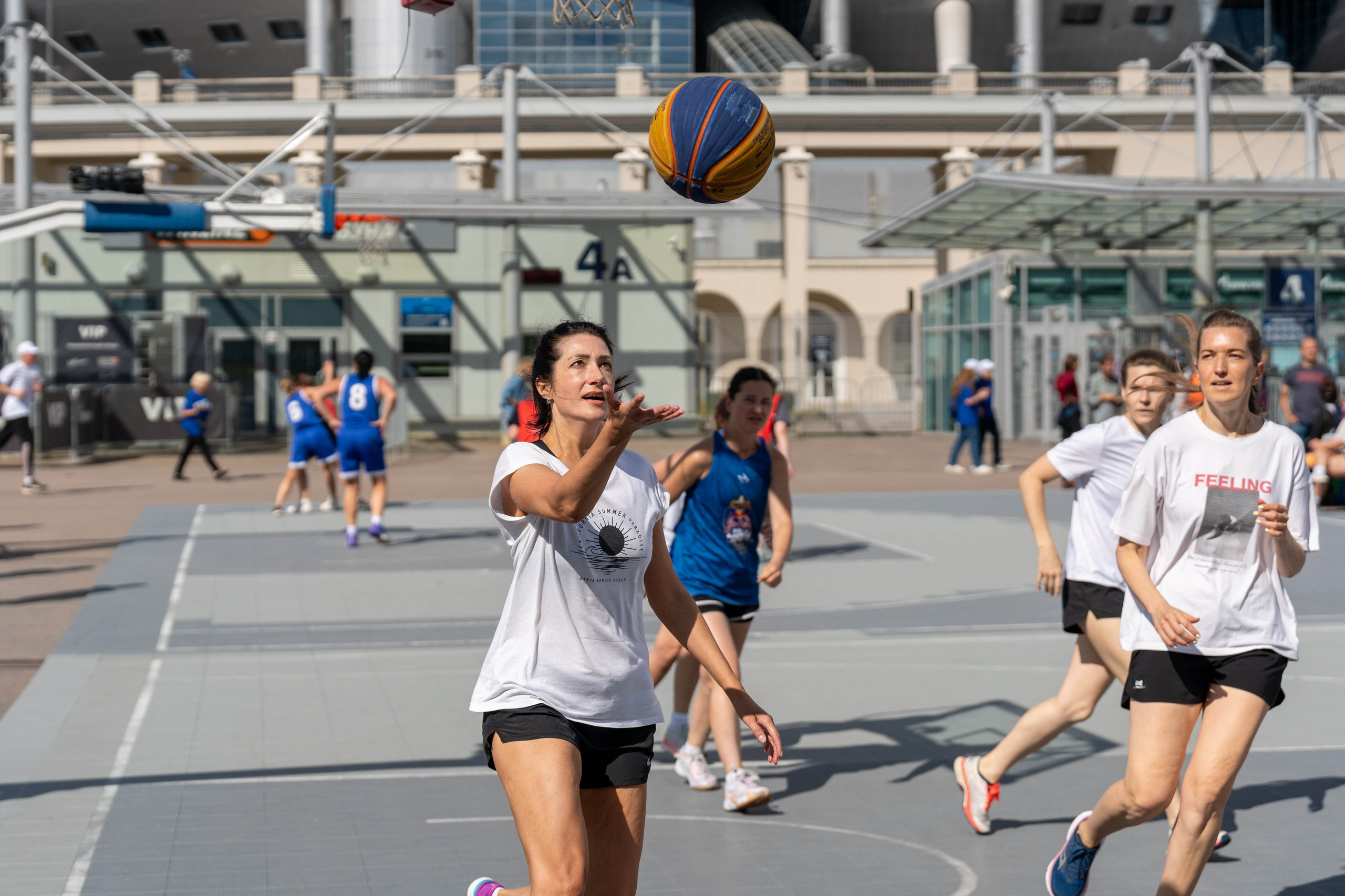 Игроки 3×3 на открытом баскетбольном корте – спортивный фотограф Санкт-Петербург