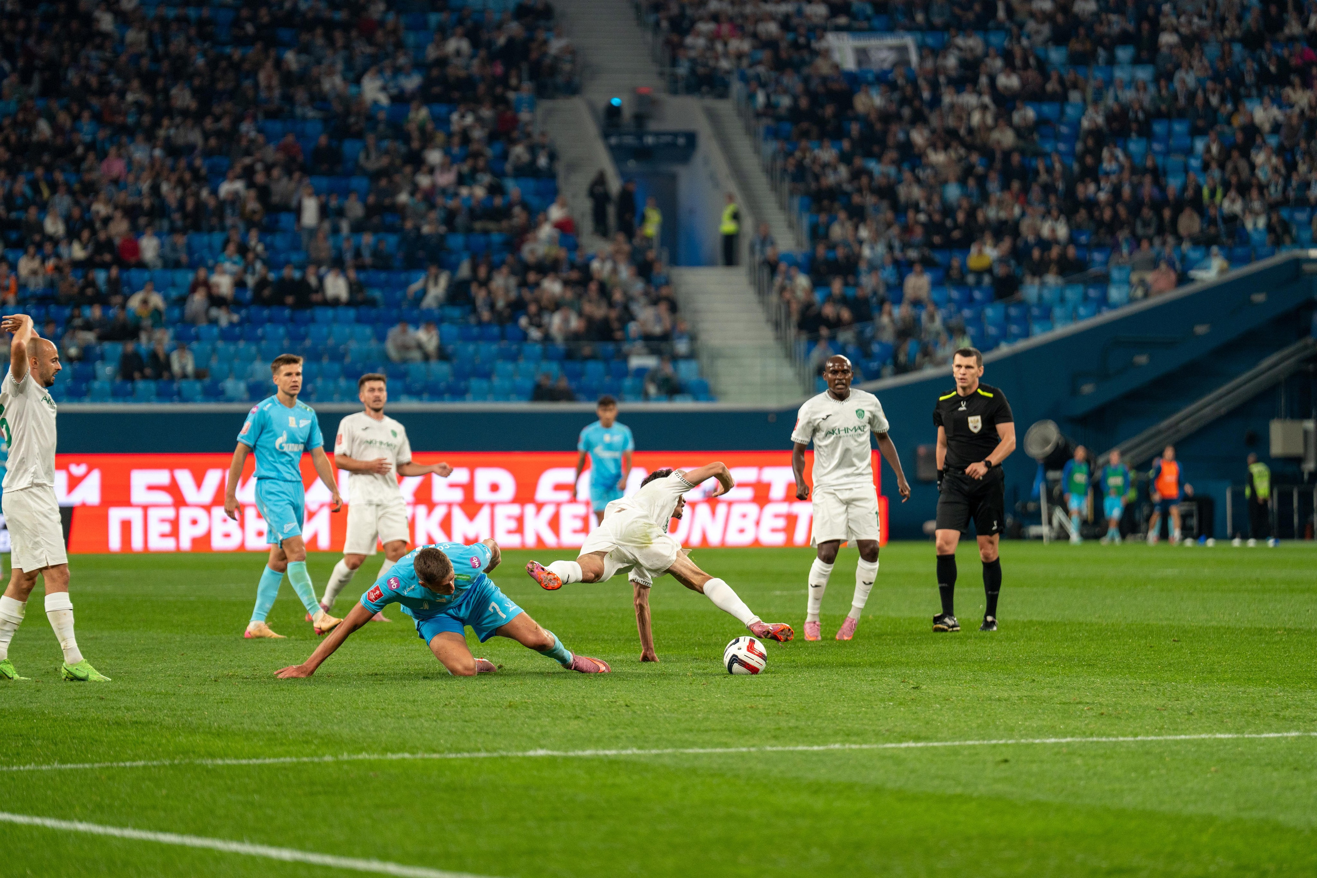 Репортажный кадр футбольного матча Зенит — Ахмат в Санкт-Петербурге