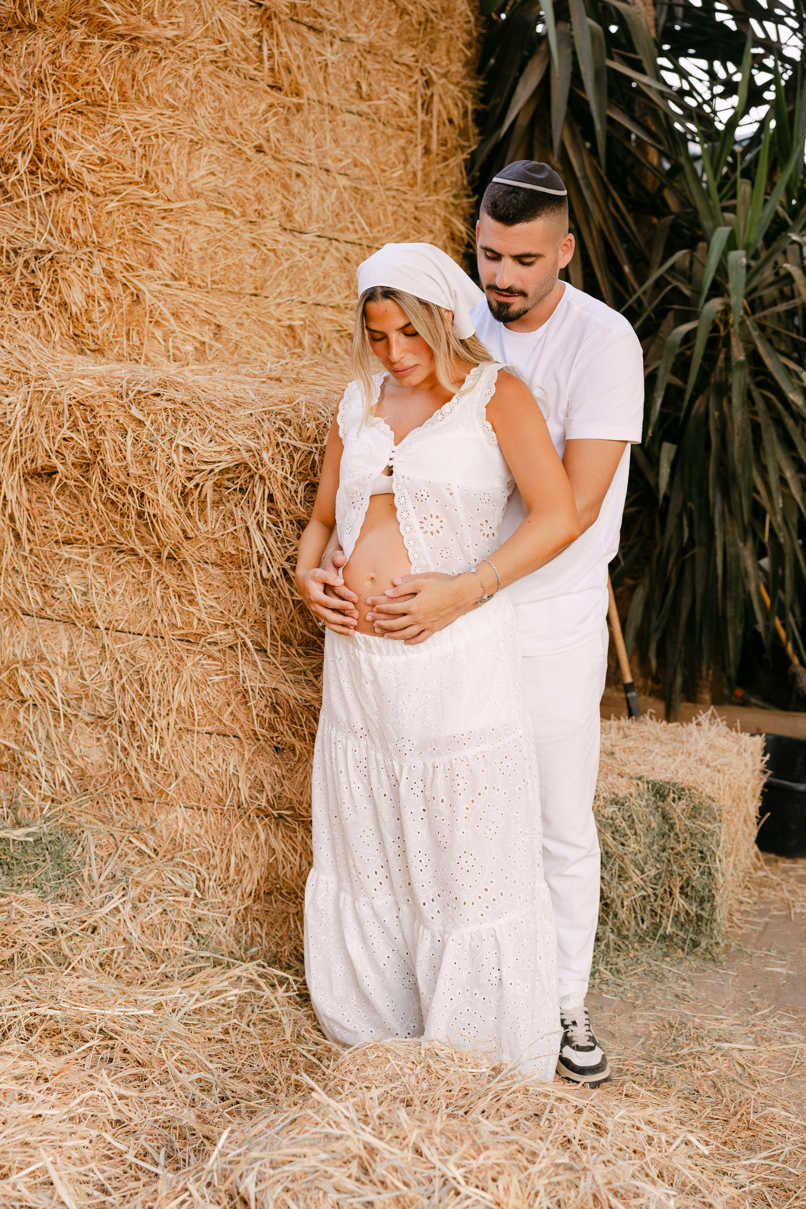 Pregnancy photoshoot at the horse farm. Главная