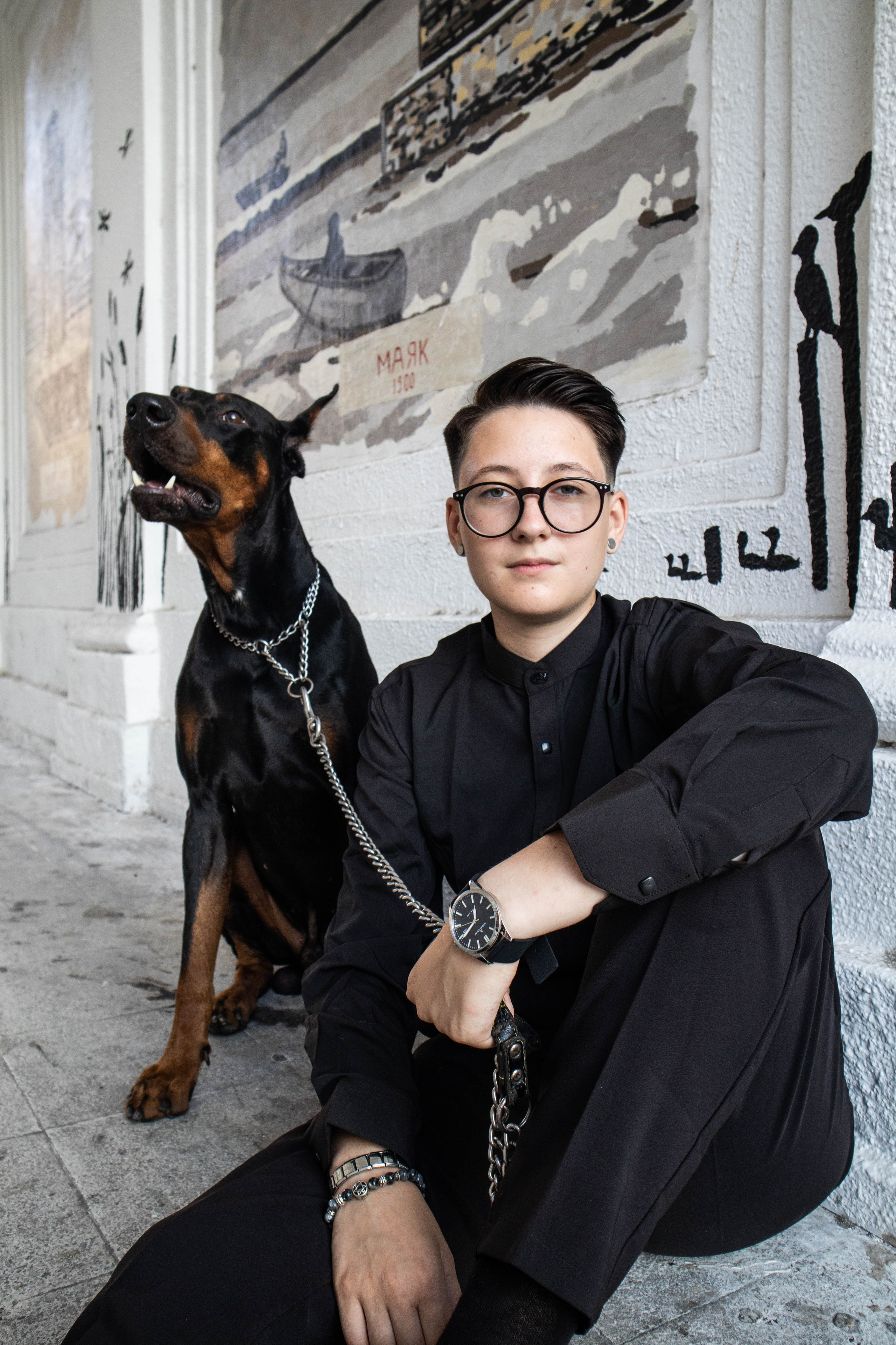 «Жизнь в ритме шага: пара с доберманом». Уличный фотограф Города N