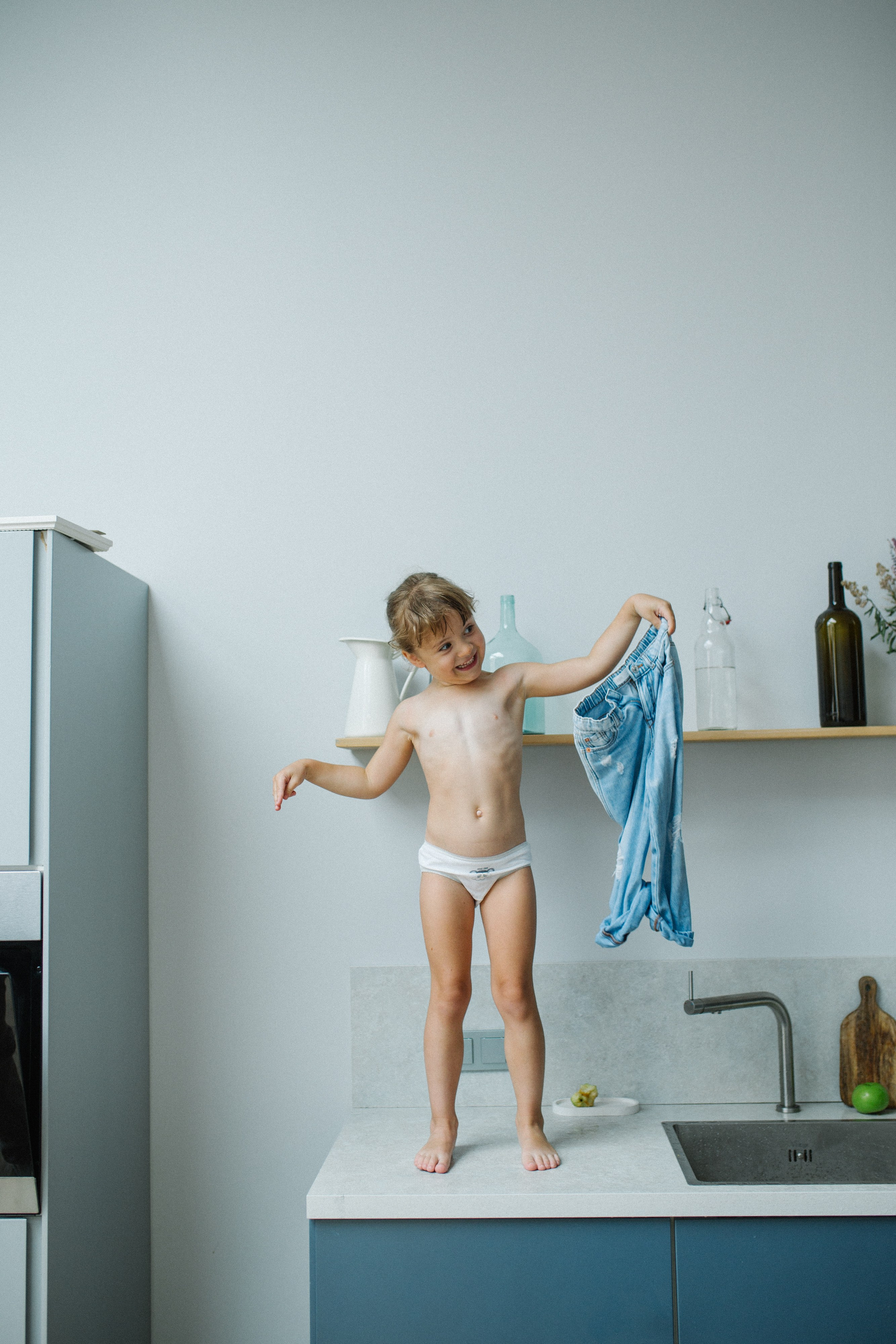 Купание с танцами на столе. Фотограф Оля Батист