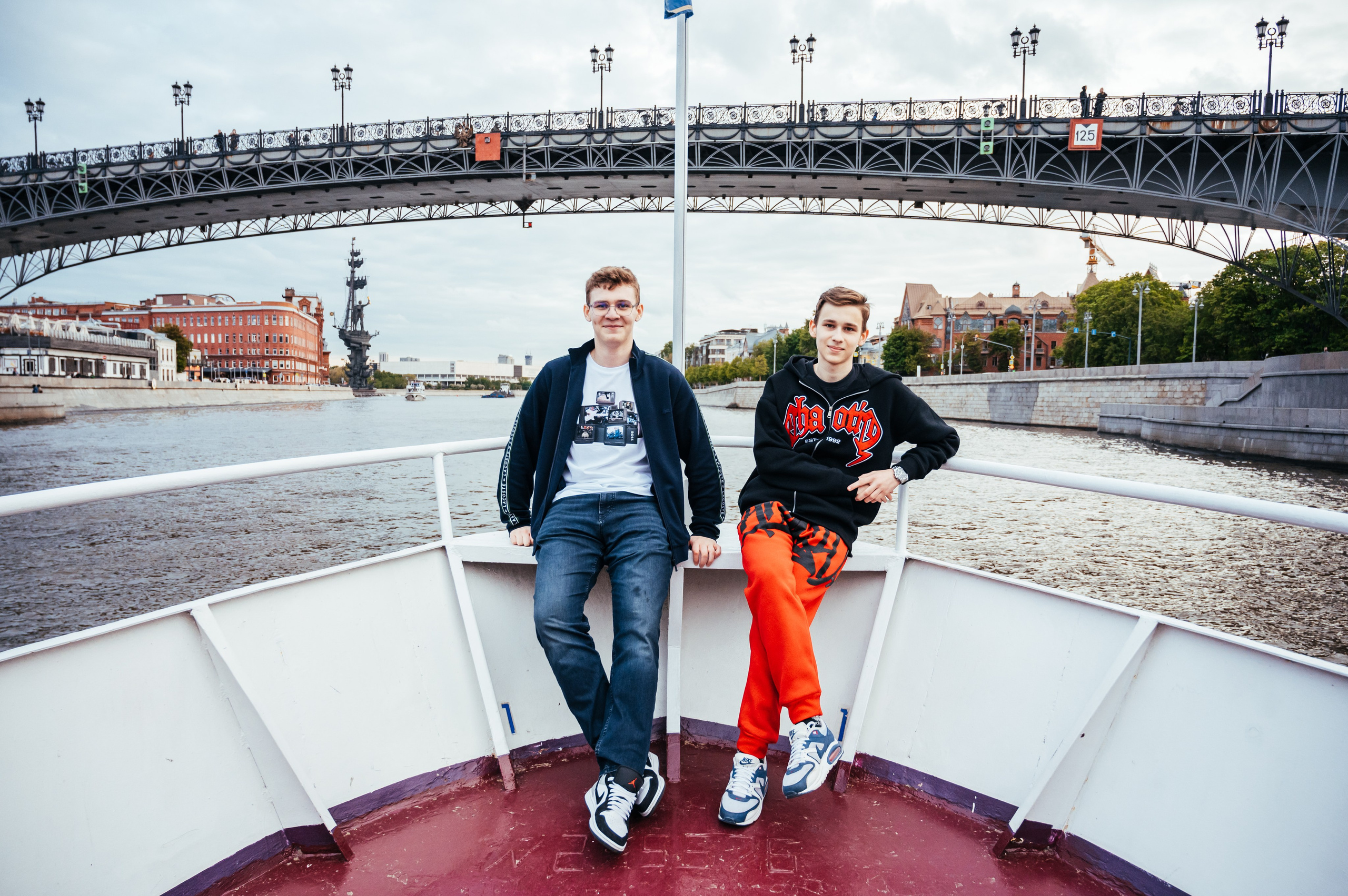 Последний звонок. Анастасия Петрович фотограф, фотокорреспондент в Москве и Санкт-Петербурге. Фотосъёмка репортажа, мероприятия, корпоративная съёмка, контент