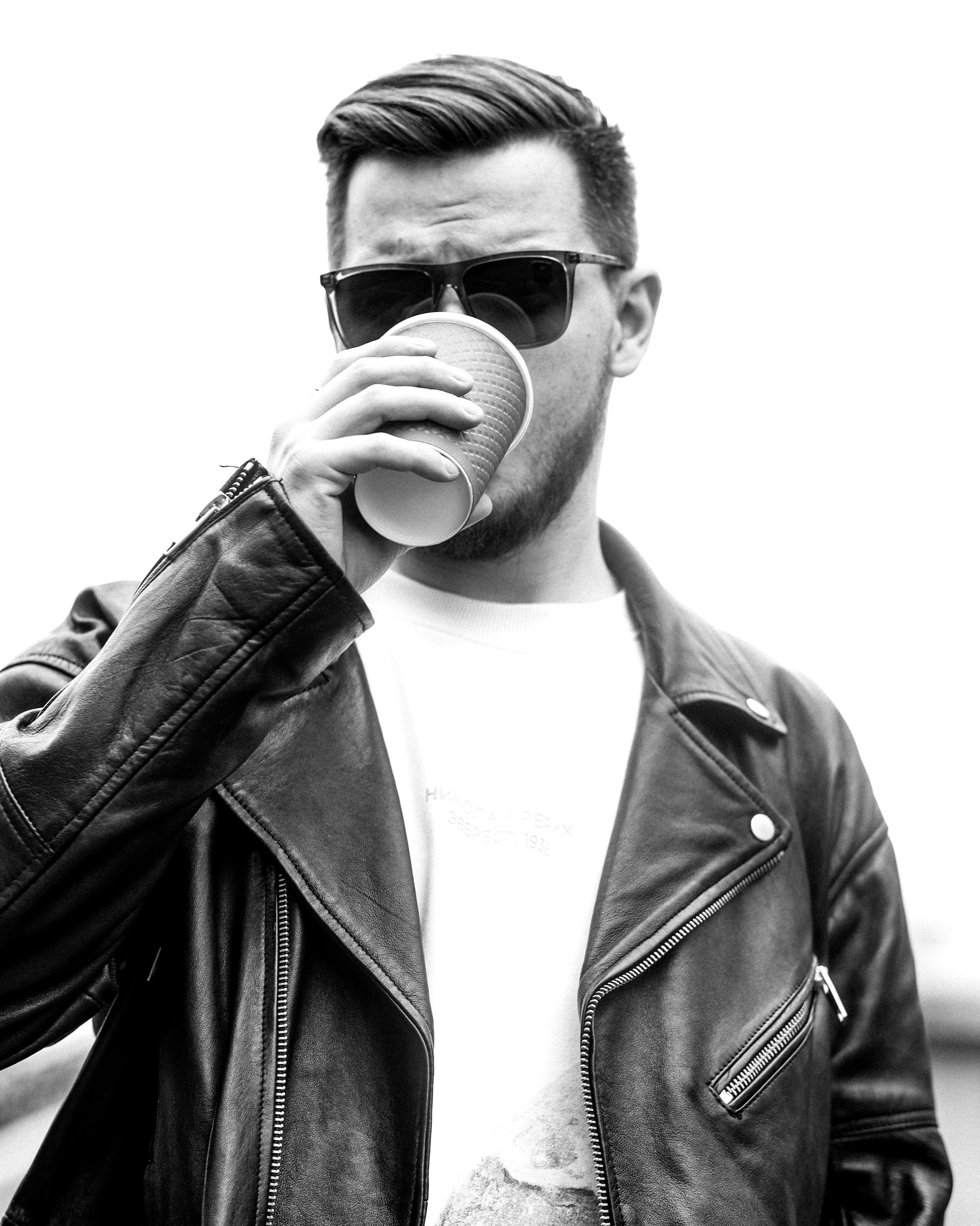 портрет мужчины, пьющего кофе