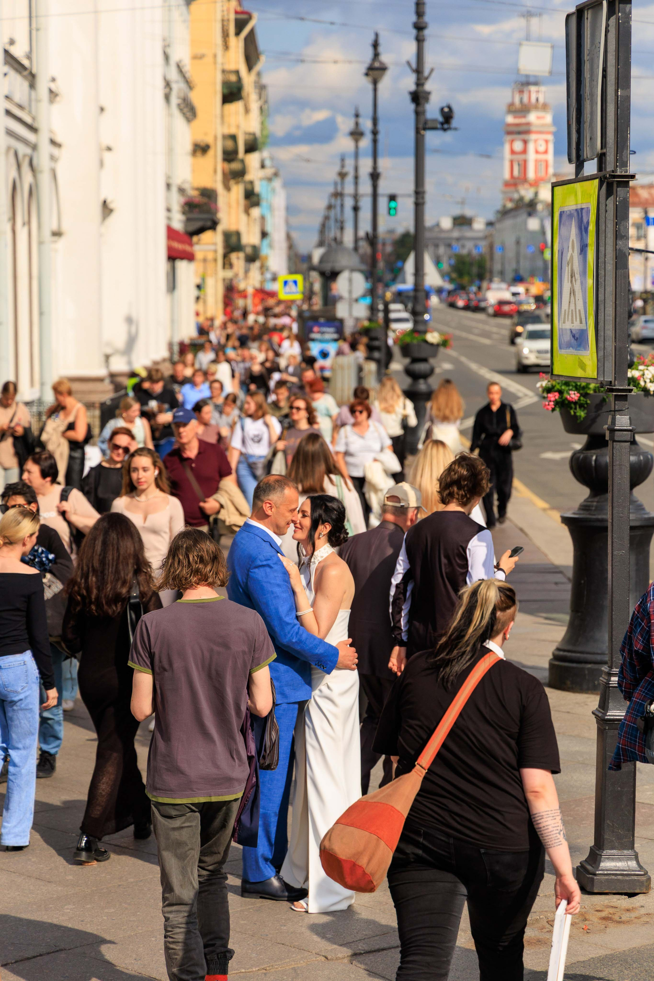 Свадебная прогулка по Невскому проспекту в Санкт-Петербурге.