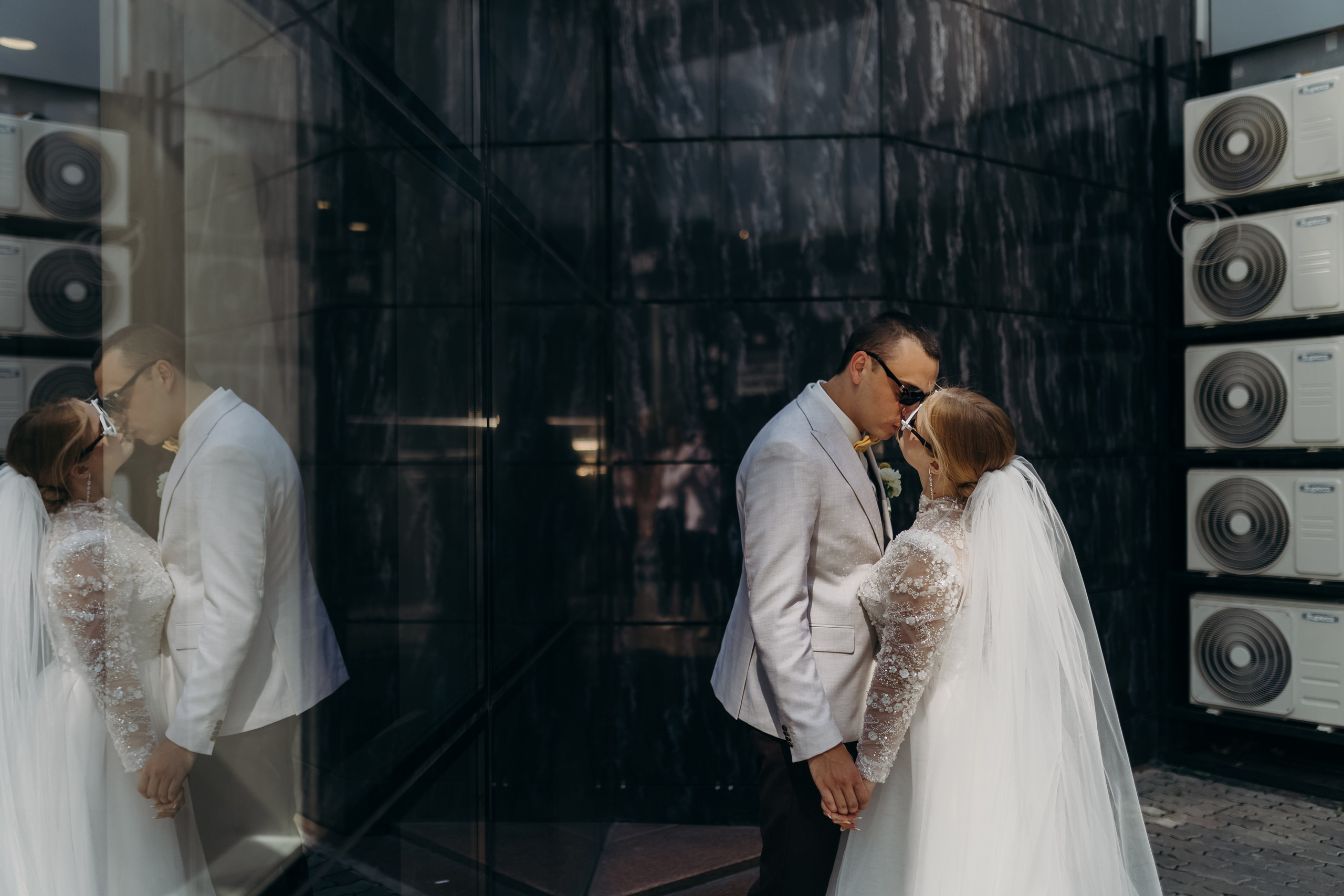 Жениха и невеста на фоне новотеля в красноярске, свадьба под ключ