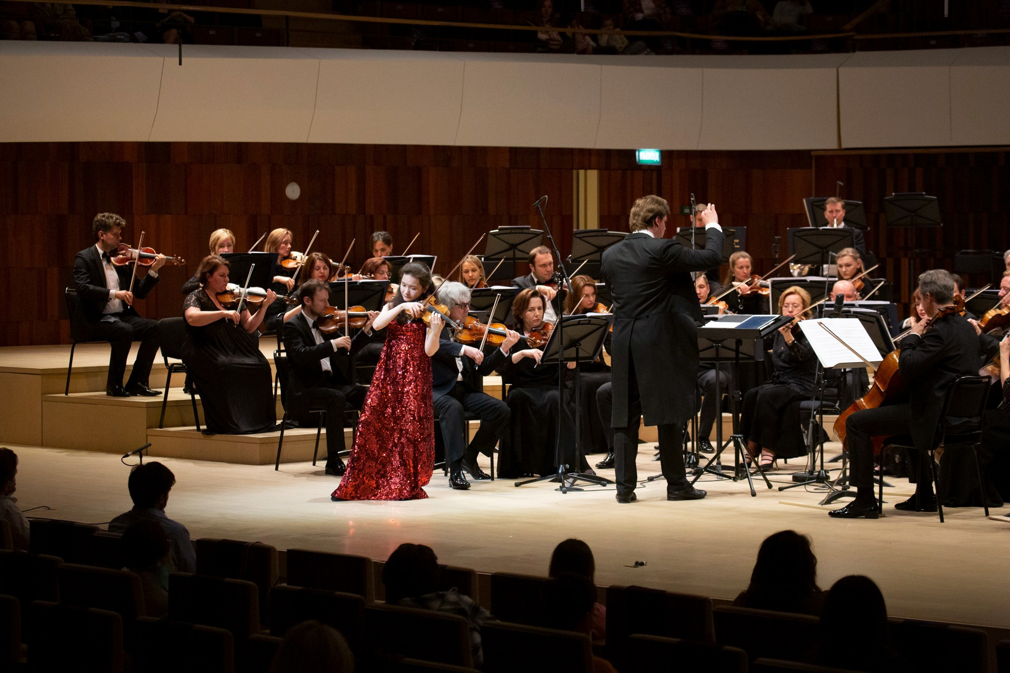 На сцене. Скрипачка Анна Савкина