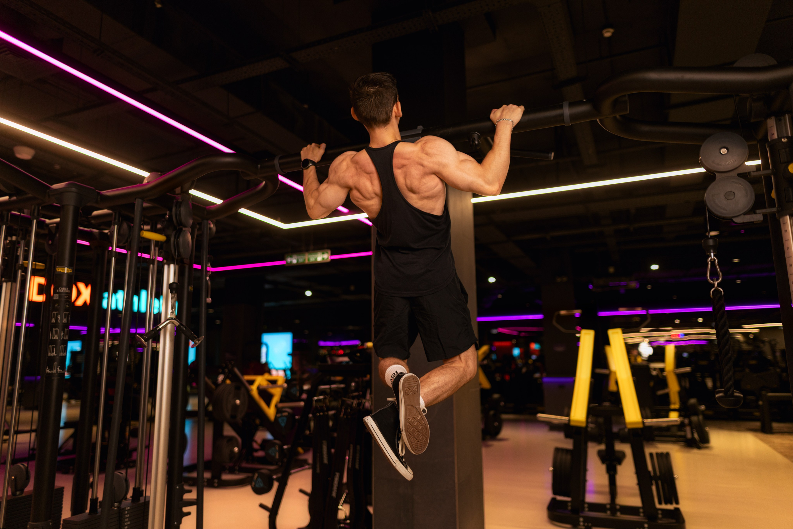 Фотосет в Владом в тренажерном зале для контента. Дмитрий Шульгин, портретный фотограф в Воронеже