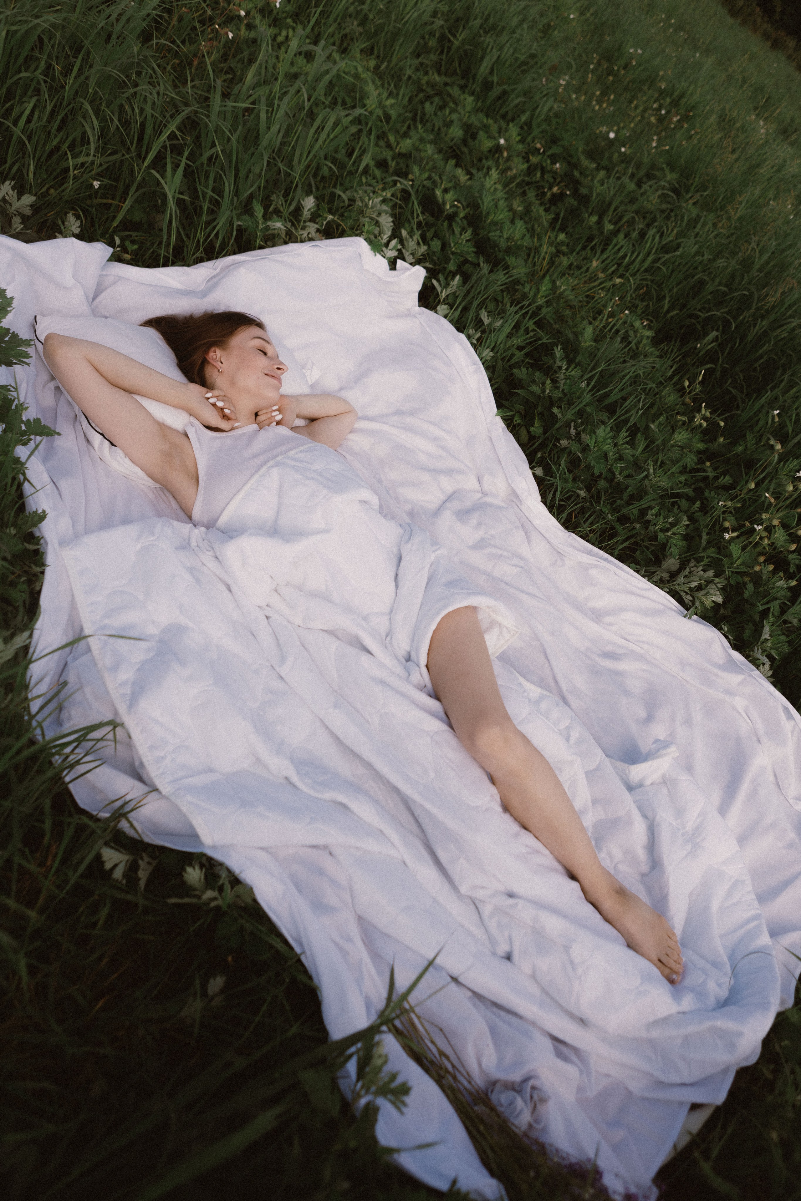 Летняя фотосессия в поле. Девушка в поле в кровати