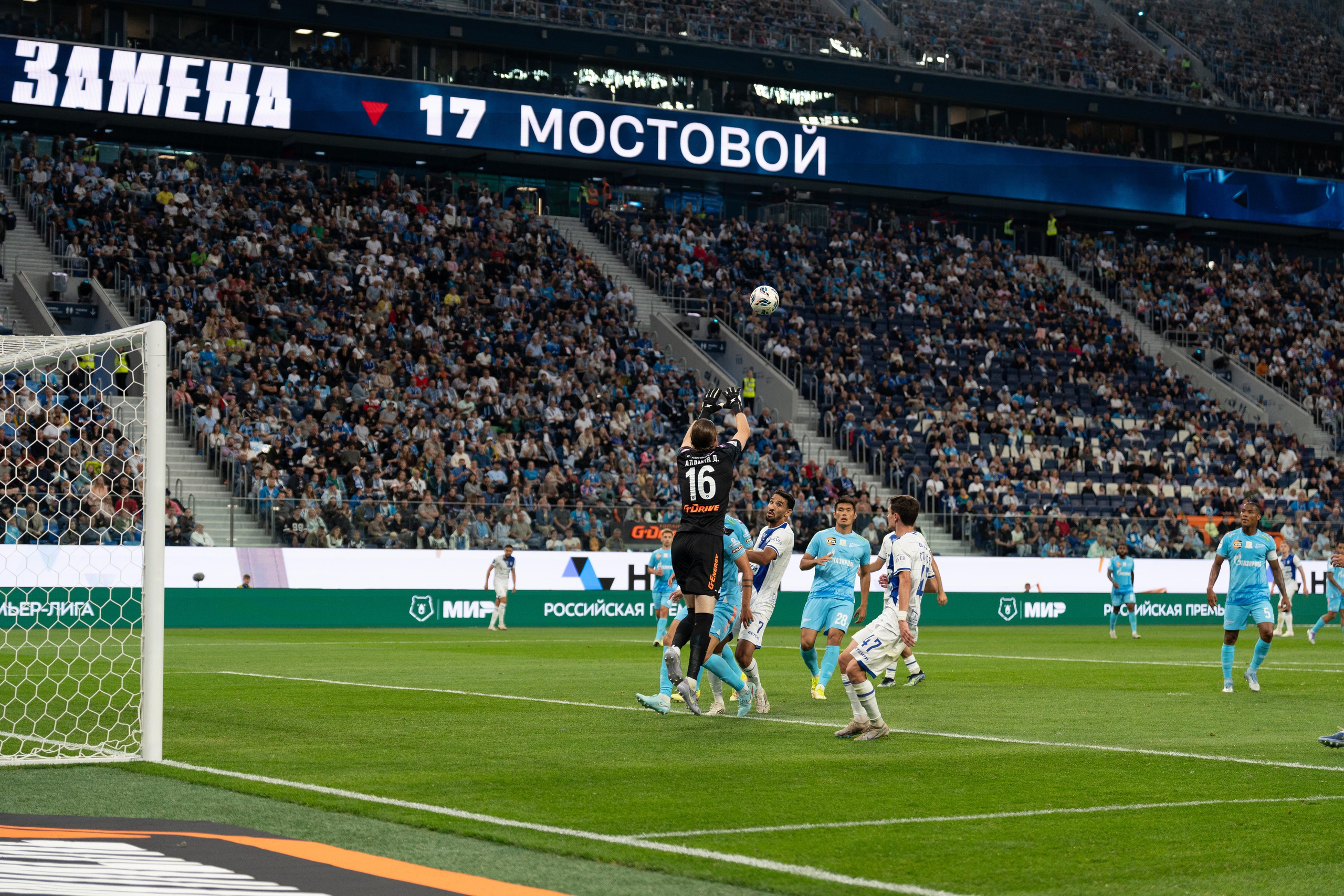 Спортивный фотограф Санкт-Петербург запечатлел отражение удара голкипером