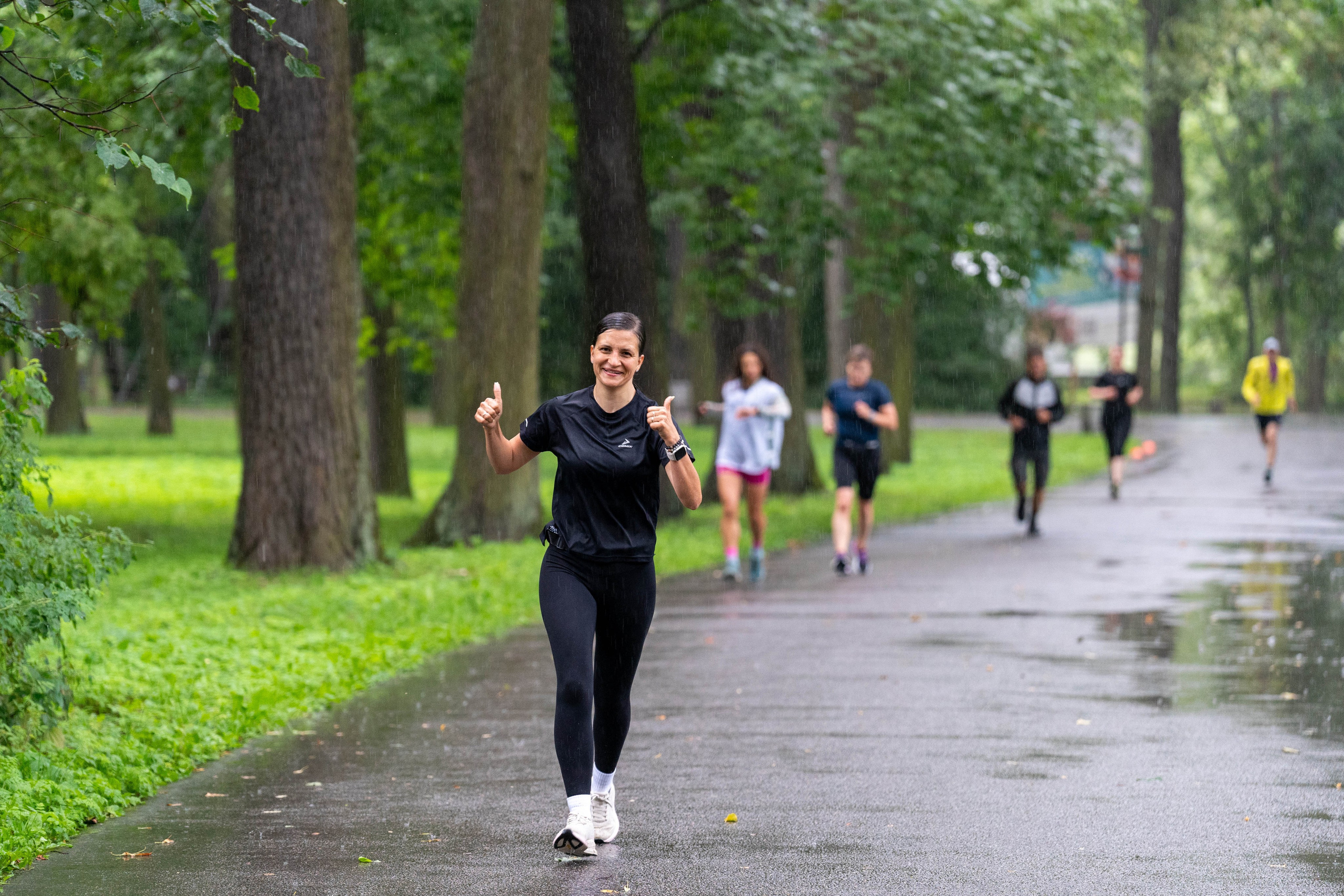 Улыбающаяся бегунья на «5 вёрст» Елагином острове, спортивный фотограф Санкт-Петербург