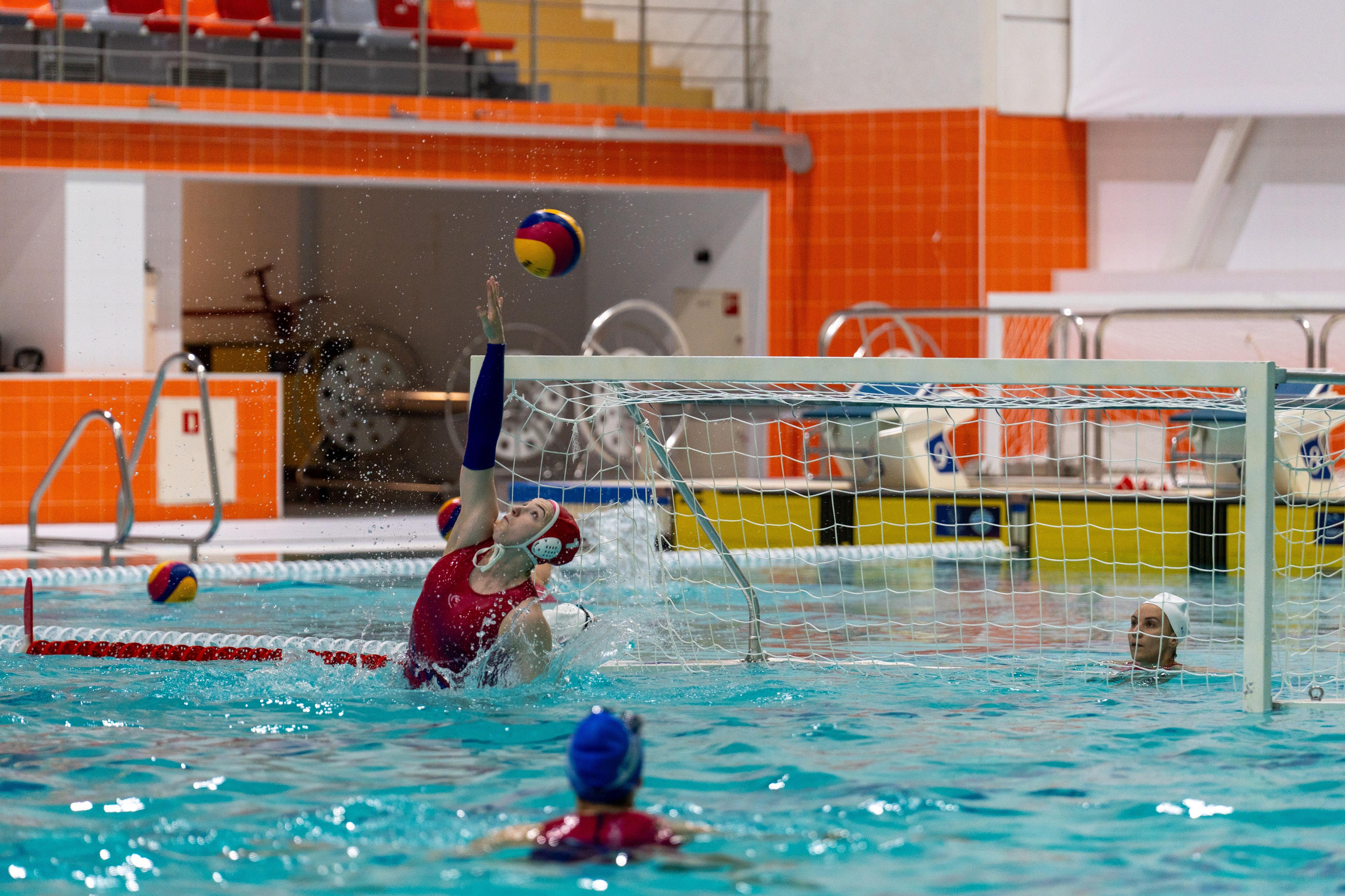Вратарь Дианы отбивает мяч в матче водного поло в Санкт-Петербурге