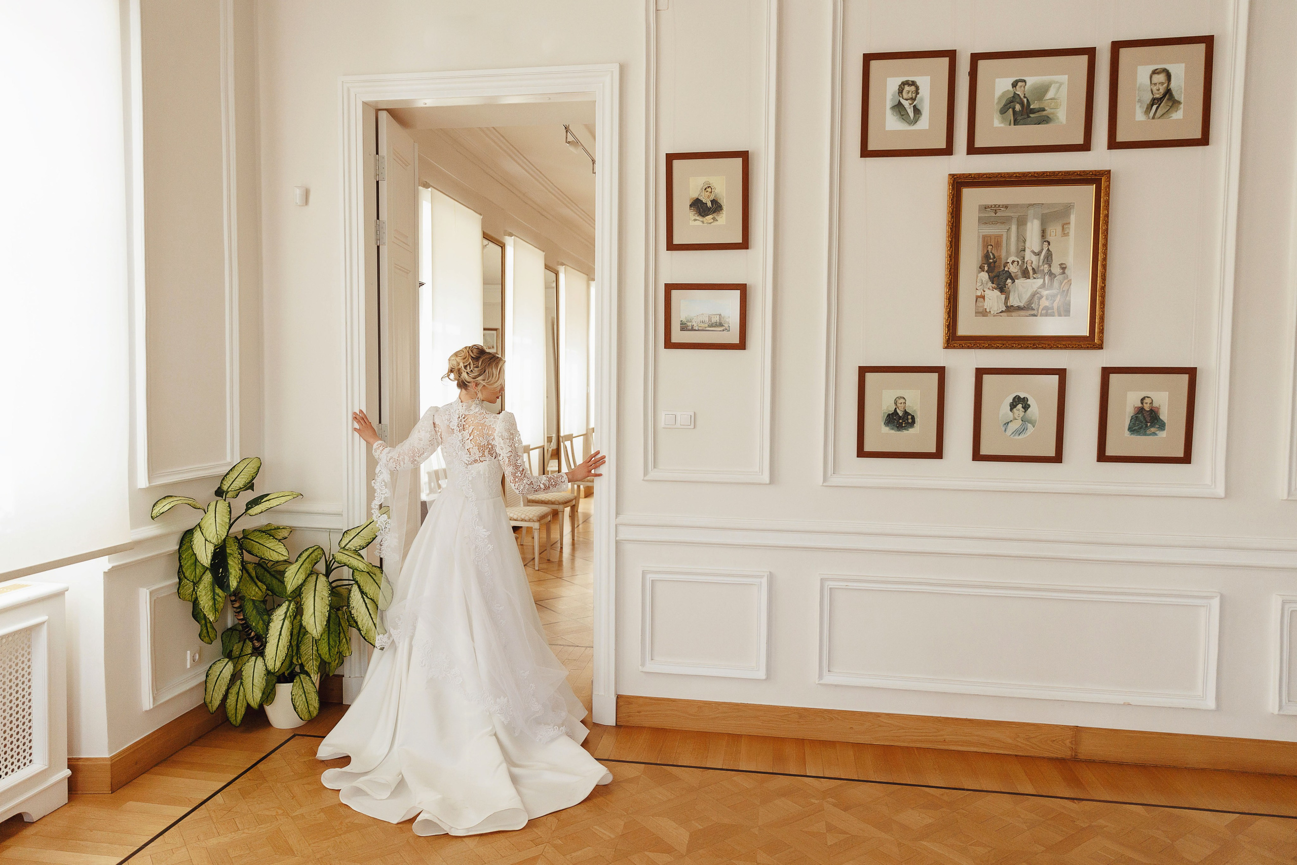 Невеста позирует в дверях усадьбы Дмитрия Веневитинова в Воронеже