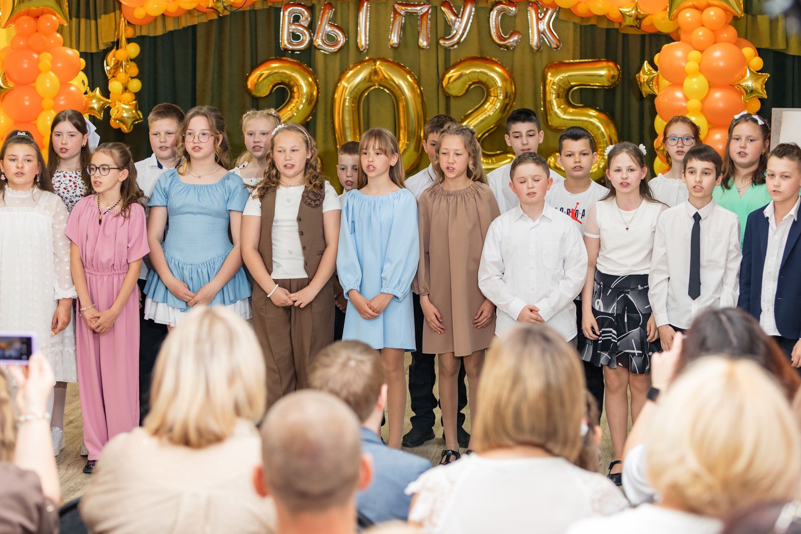 Репортажная съемка. На каждом снимке всегда два человека: фотограф и зритель
