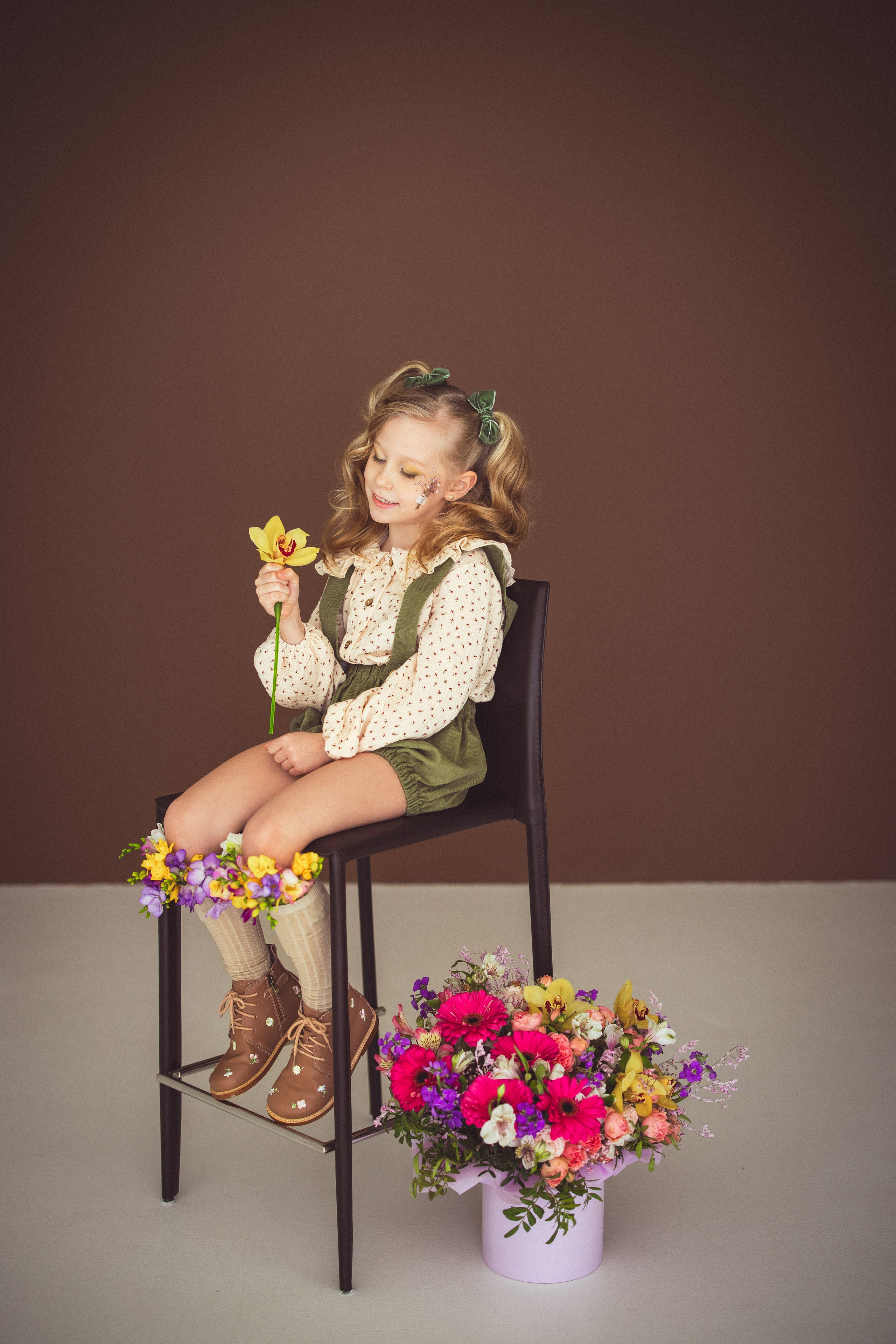 Фотосессия с ярким букетом цветов к 8 марта, 2024 г. Семейный и детский фотограф в Краснодаре Анна Трашкова
