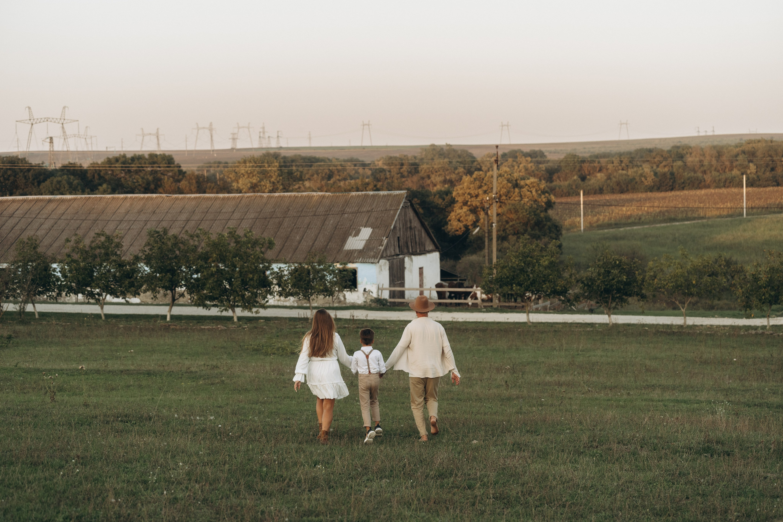 Семья собирает ракушки – трогательные моменты фотосессии в Голубицкой  