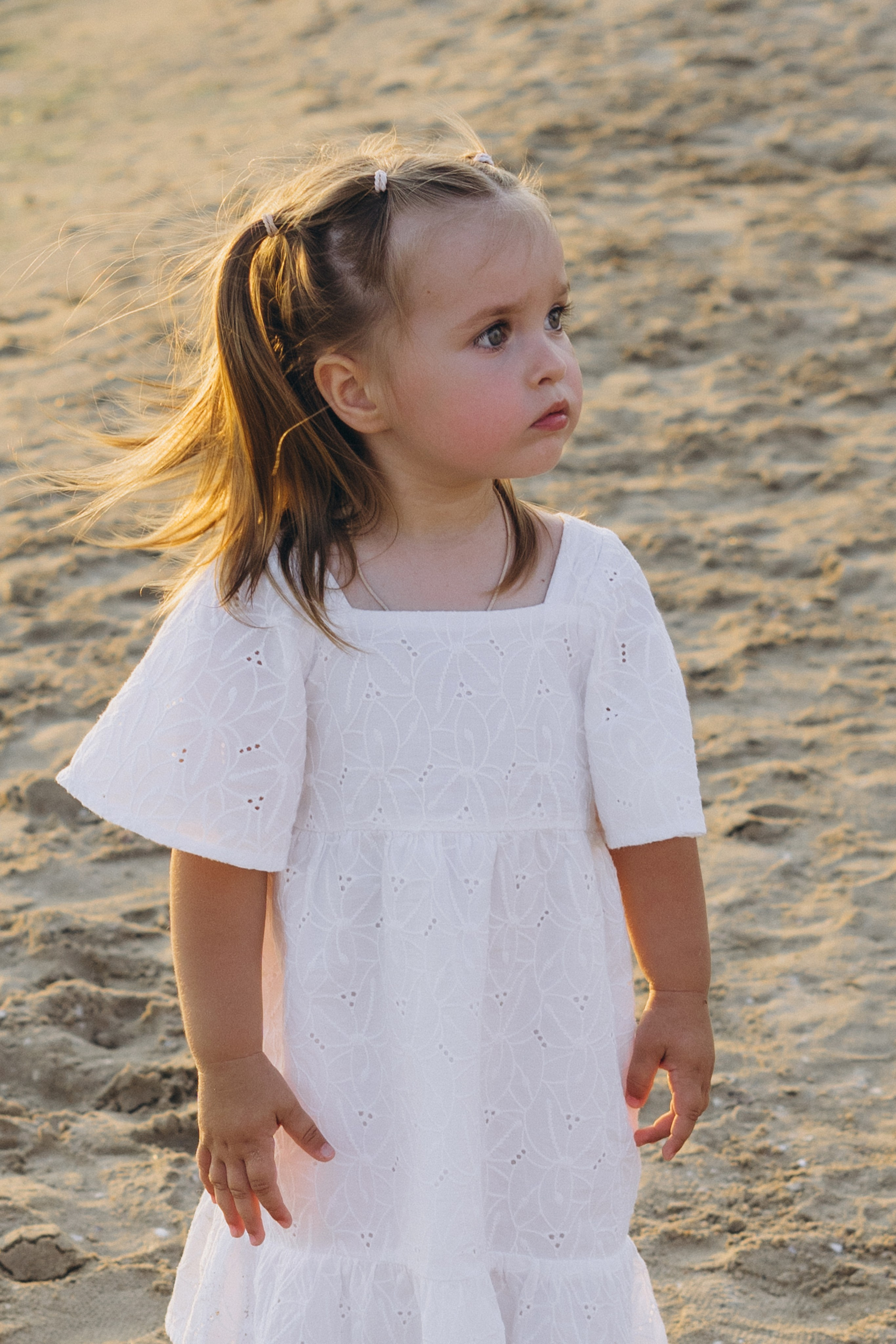 Анапские традиции: семья лепит огромную песчаную черепаху вместе, фотограф Анапа