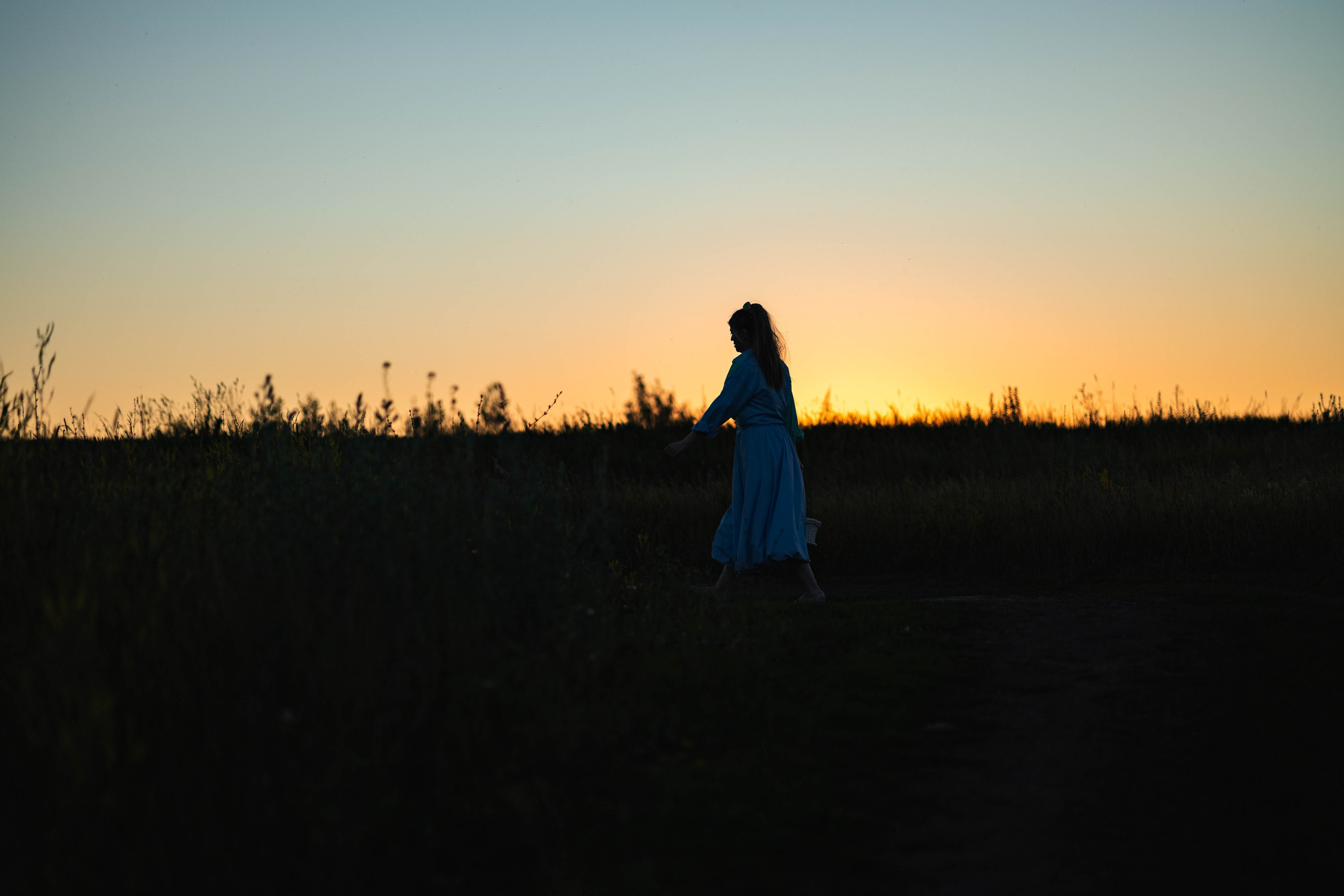 Внучка и бабуля прогулка на природе. Коммерческий фотограф