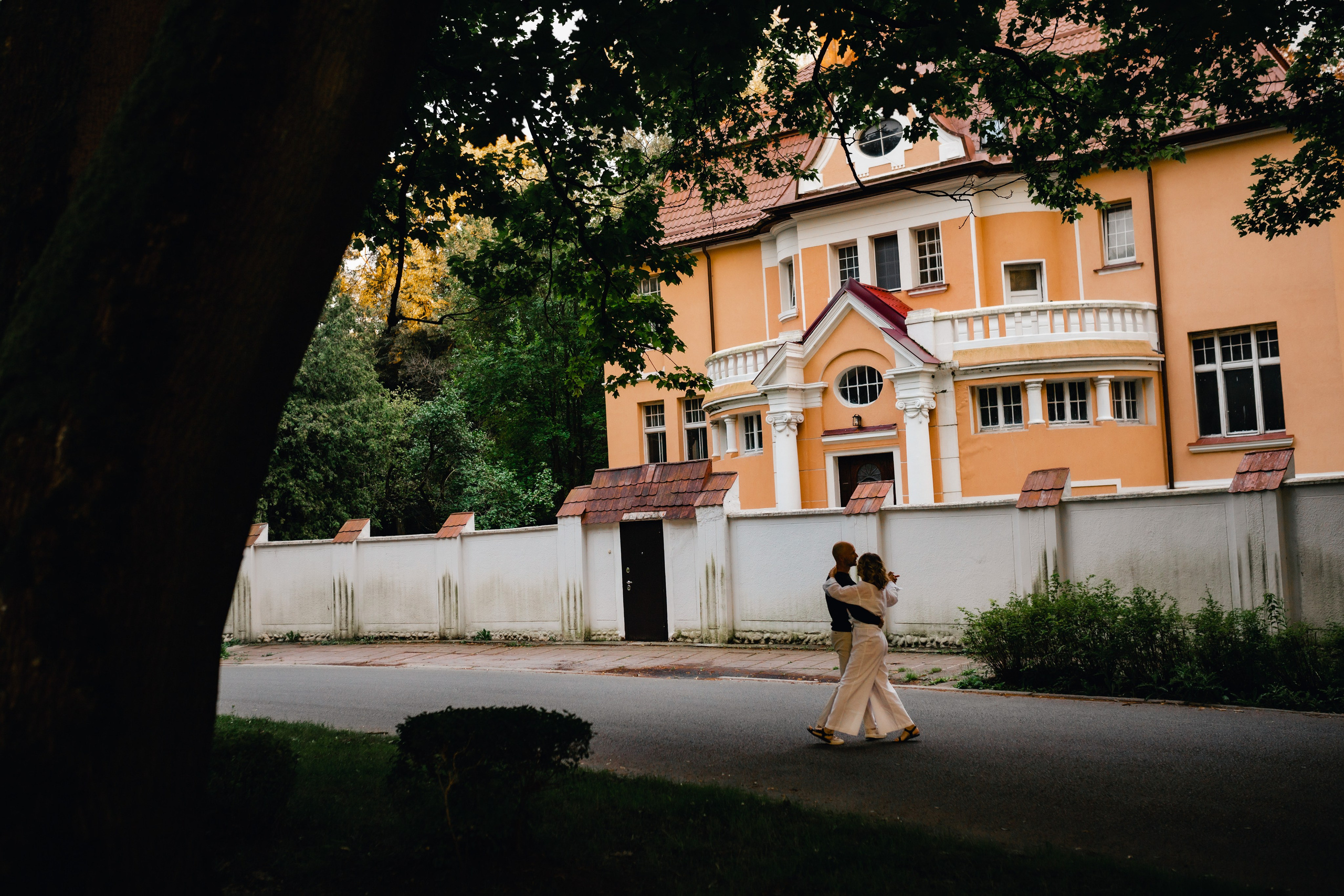 Илья и Алёна в районе Амалиенау. Фотограф Куянова Алина, семейные и свадебные фотосессии в Калининграде