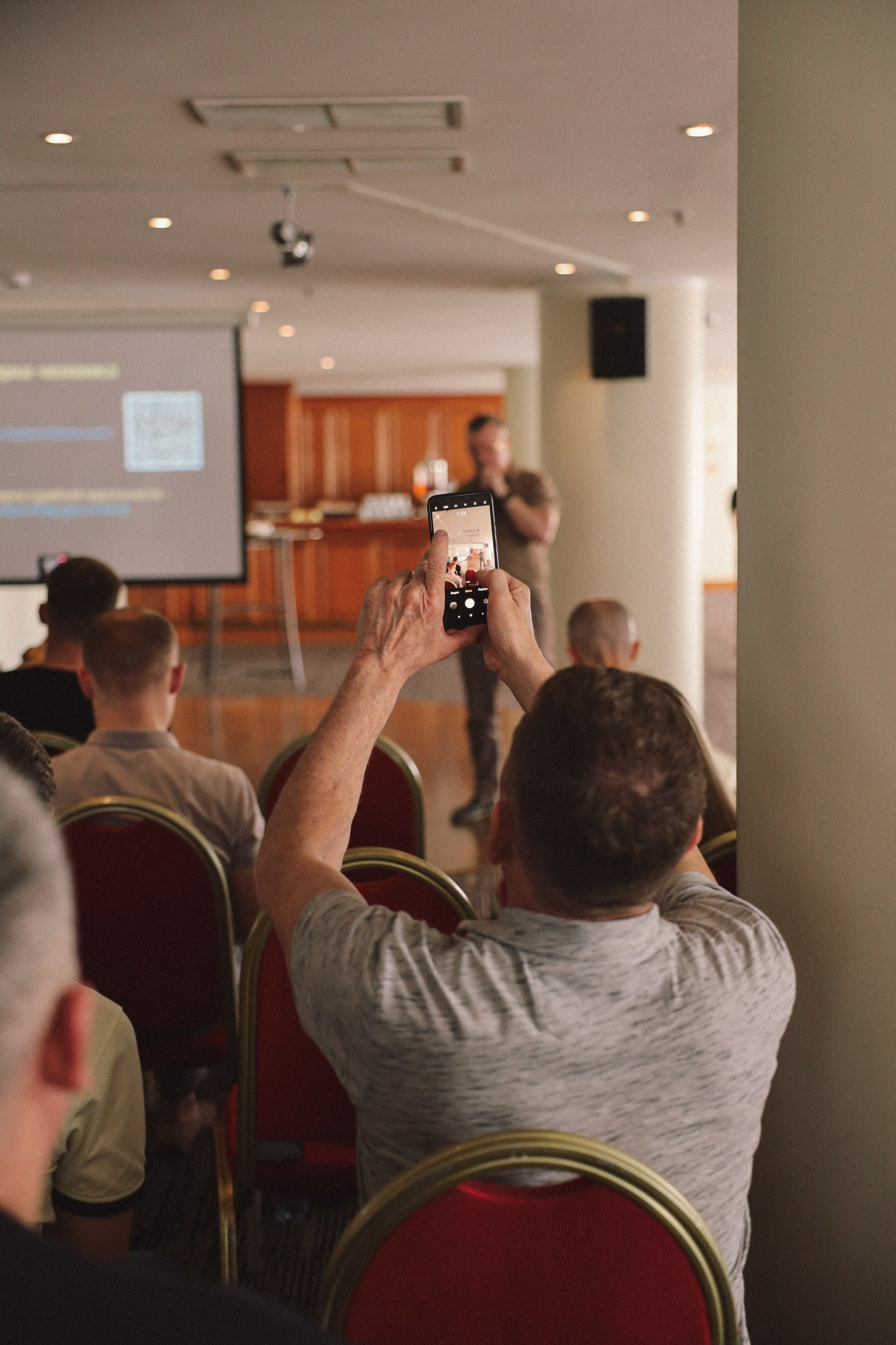 Конференция. Фотограф и контент-maker Диля Голубникова | Москва