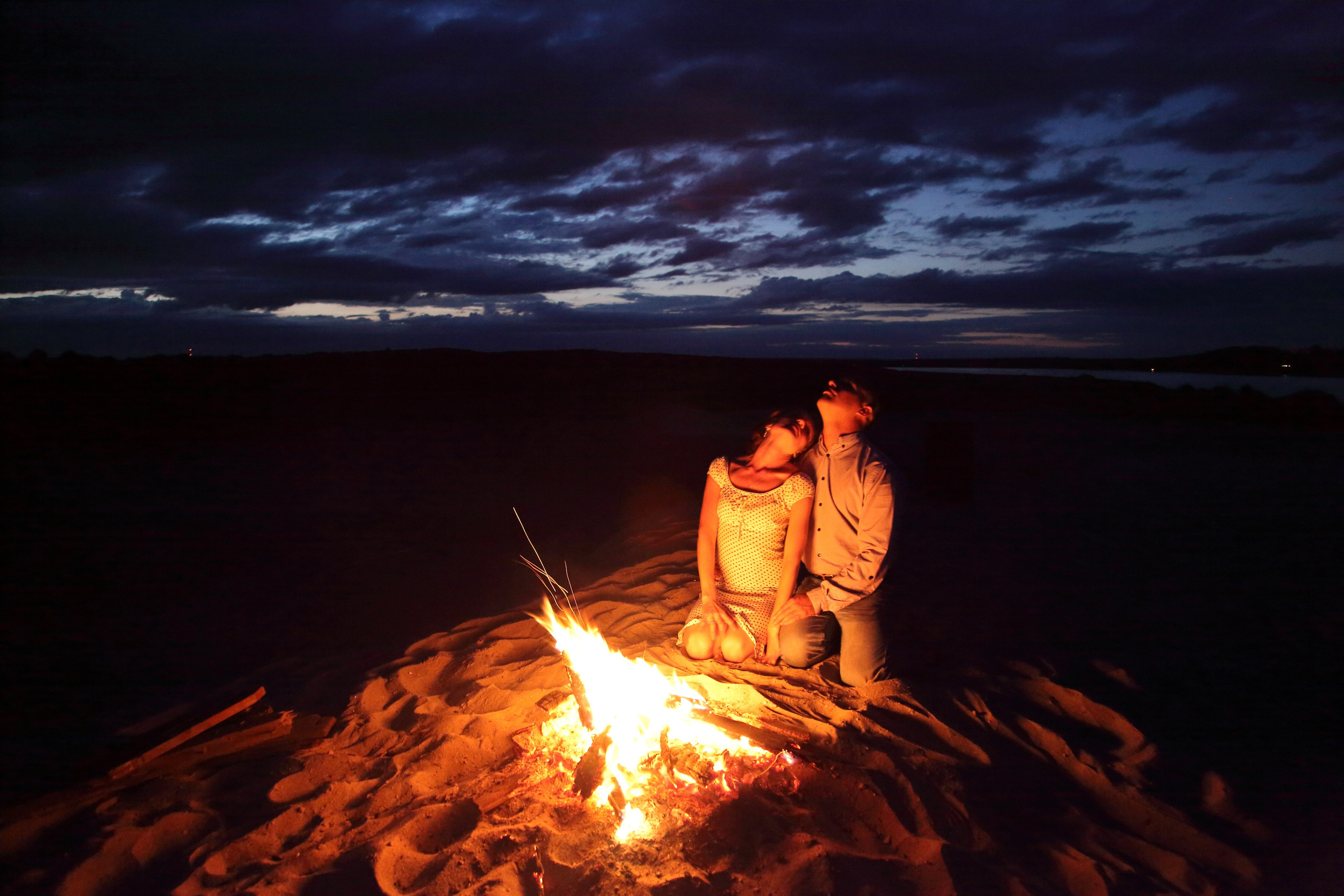 Фотосессия влюбленных у костра. Свадебный и репортажный фотограф в Ярославле и Санкт-Петербурге Роман Микрюков