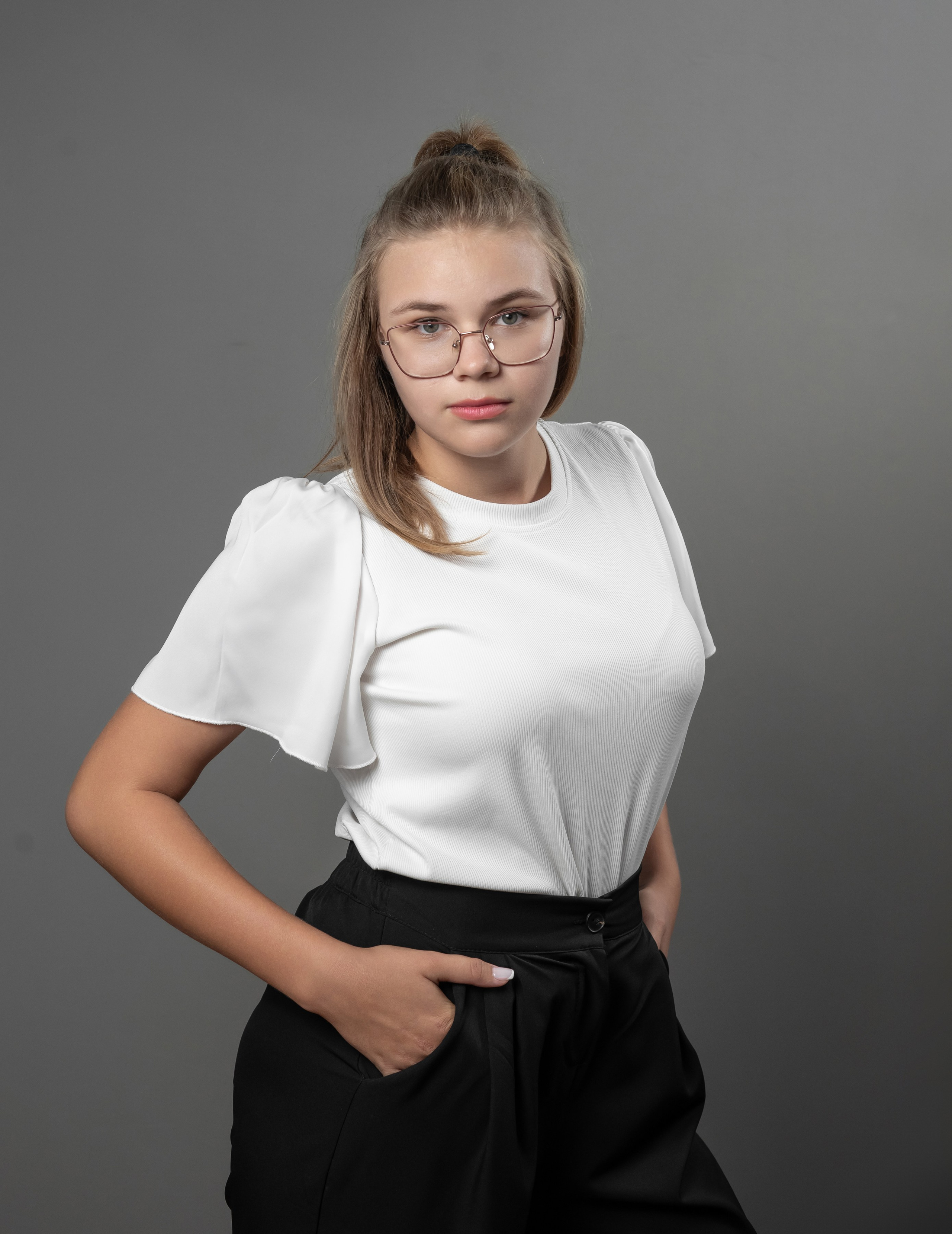 Портреты на сером  фоне. Ольга Плаксина фотограф в Саратове