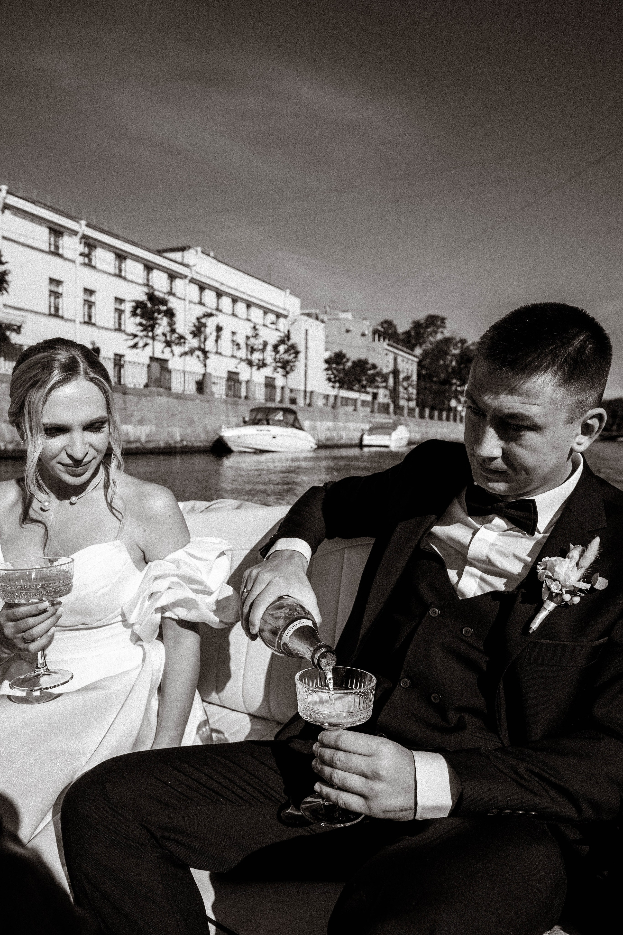 СВАДЕНБНАЯ СЬЕМКА НА КАТЕРЕ ПО КАНАЛАМ САНКТ-ПЕТЕРБУРГА И В АКВАТОРИИ НЕВЫ. Профессиональный фотограф, Санкт-Петербург — Виктория Богомолова