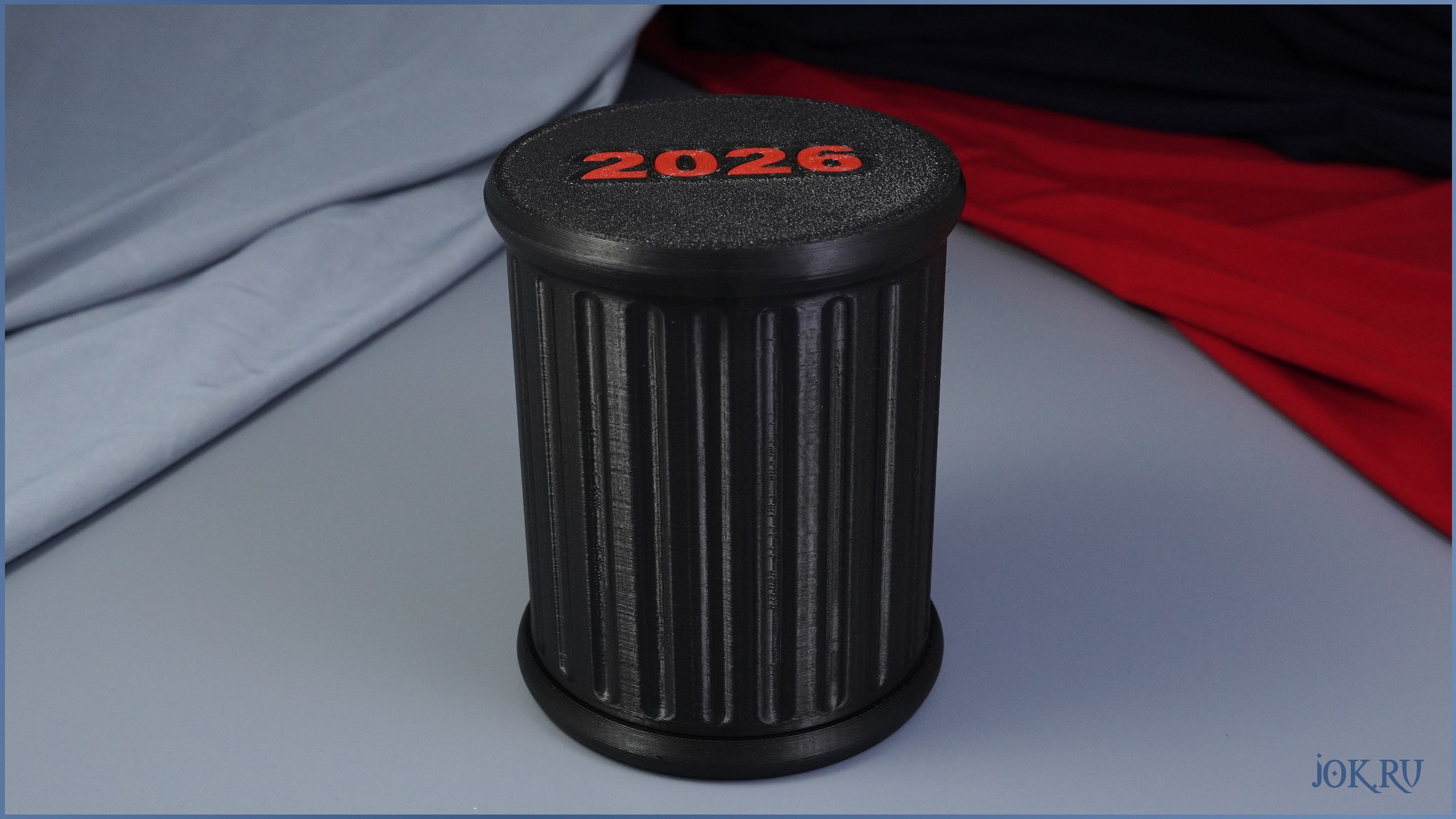 Фигурка красной лошади — полезный подарок с обереговой функцией, украсит любой дом.