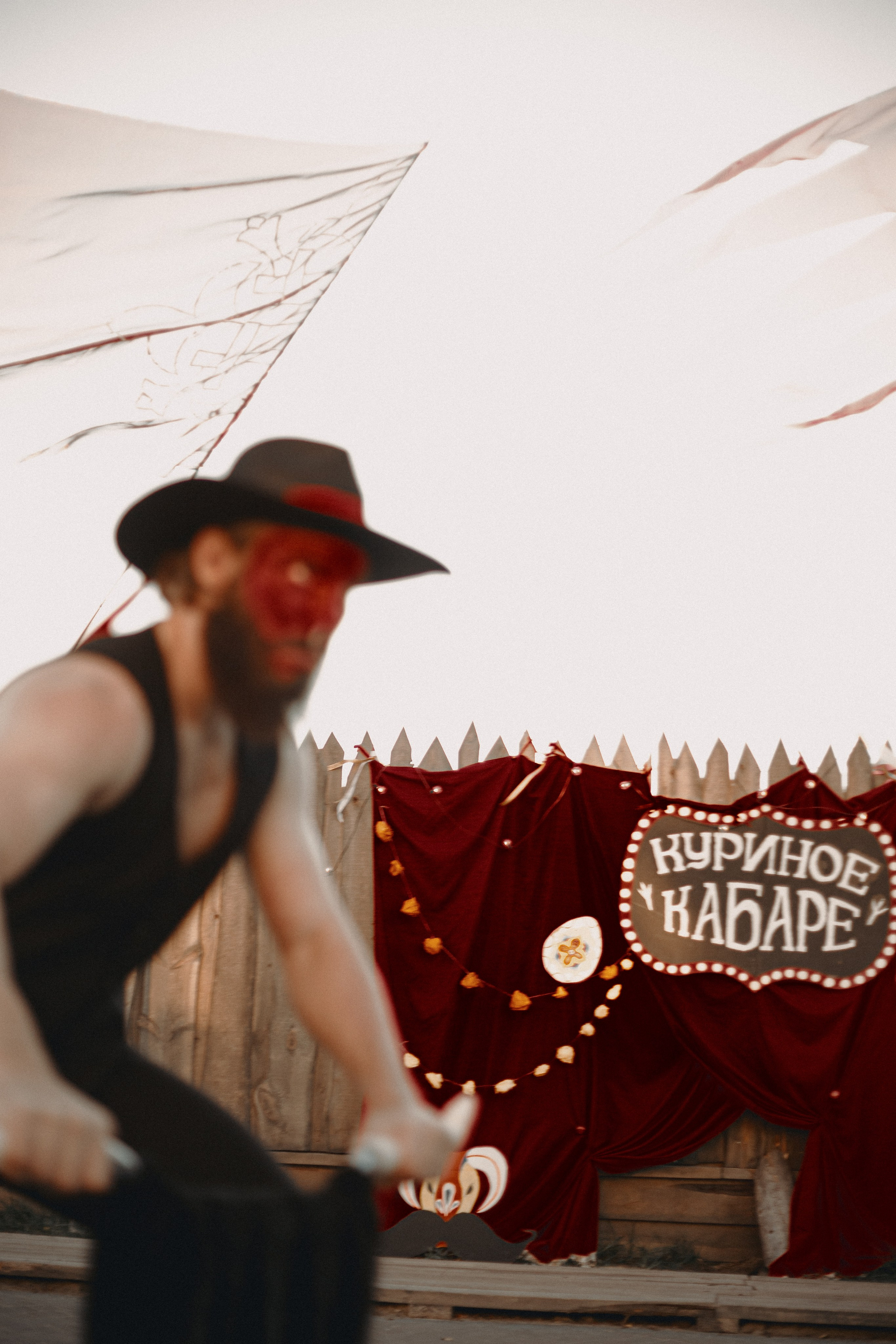 Спектакль «Куриное кабаре» от Свободного молодежного театра | Тобольск. Арт-фотограф Крис Л. в Тобольске: портрет, семейные, свадьбы