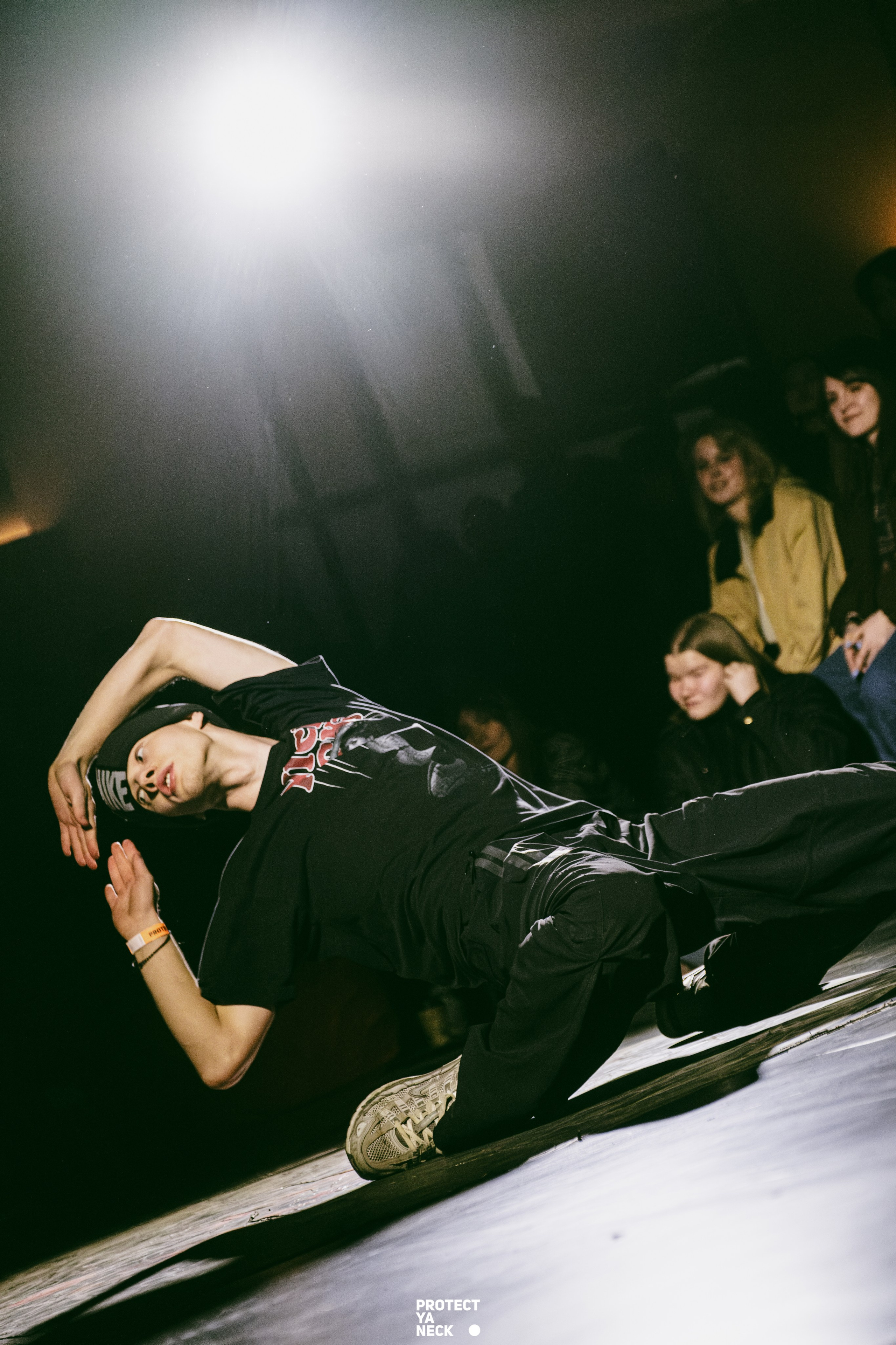PROTECT YA NECK 22/03 (@youlovebu). Соня бу тебя сфоткала