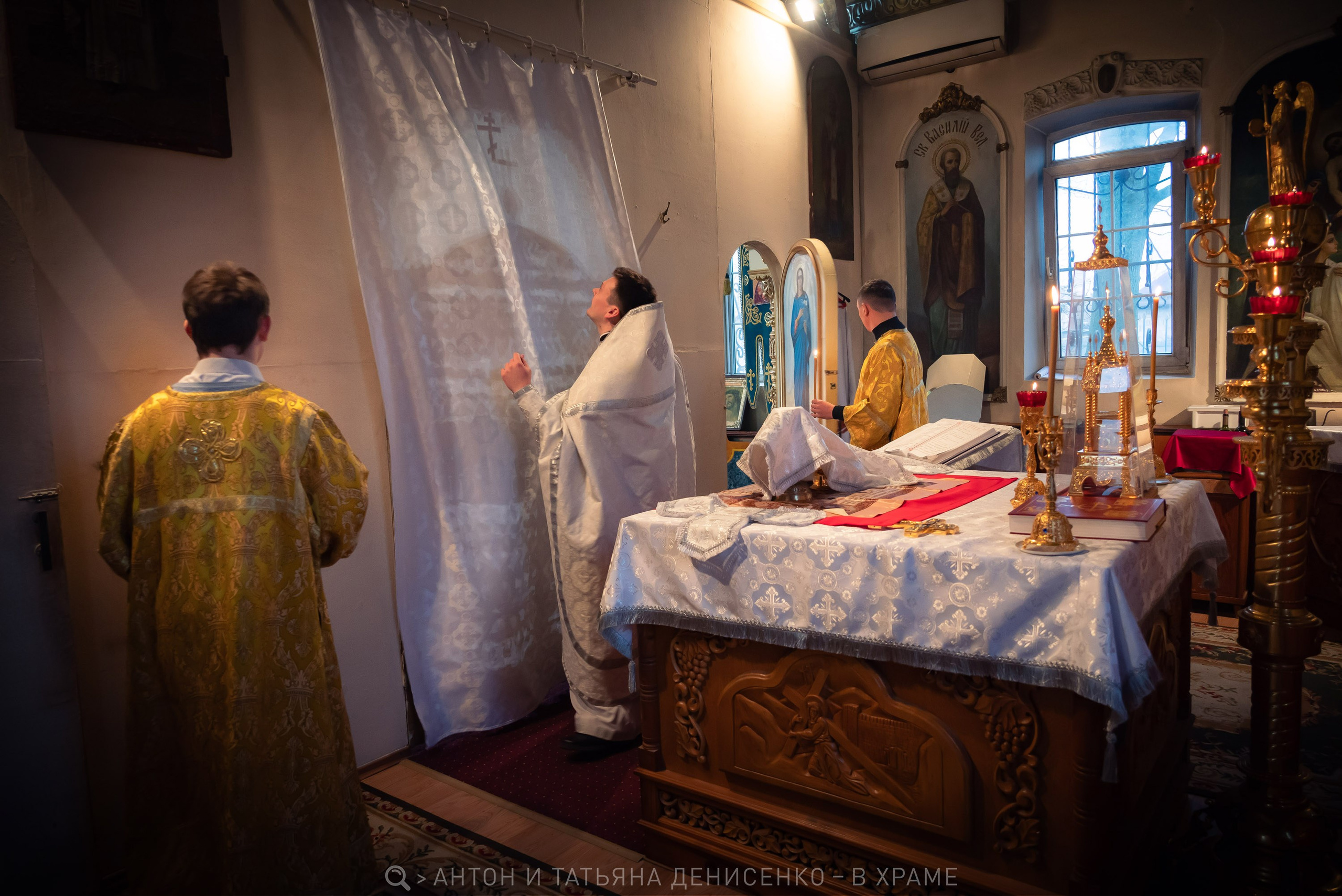 Храм свт. Николая Чудотворца, г. Зерноград. Божественная литургия. Антон и Татьяна Денисенко — В храме