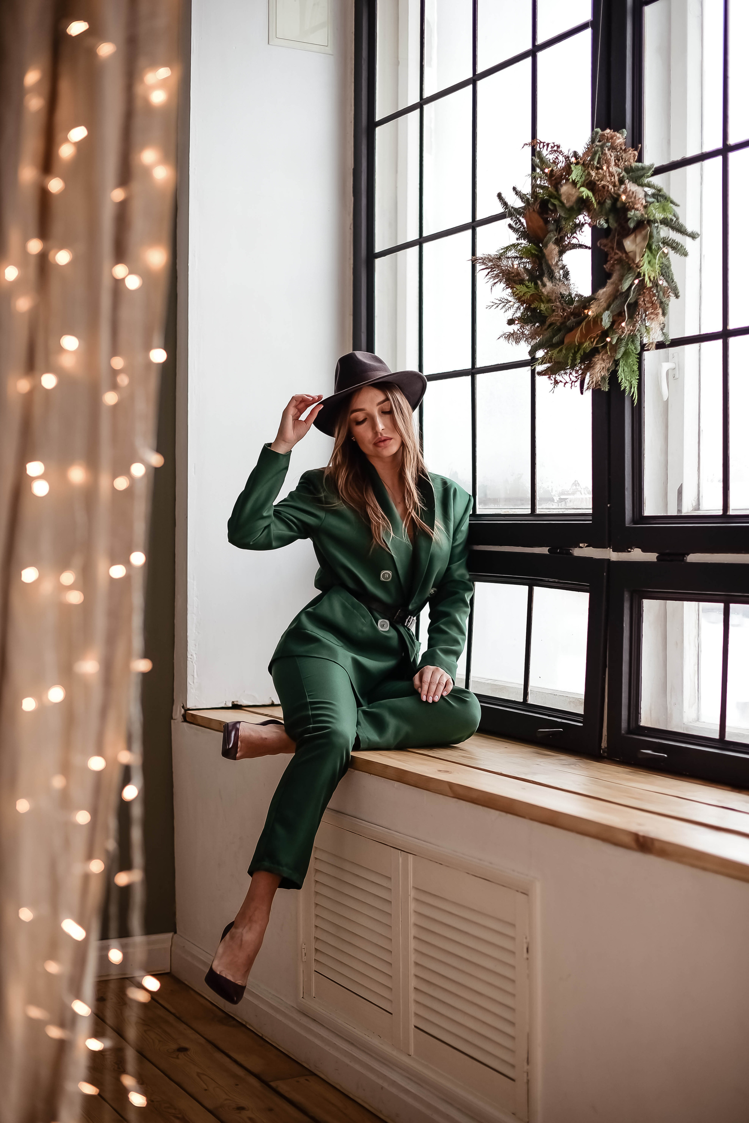 На переднем плане девушка позирует на фотосессии