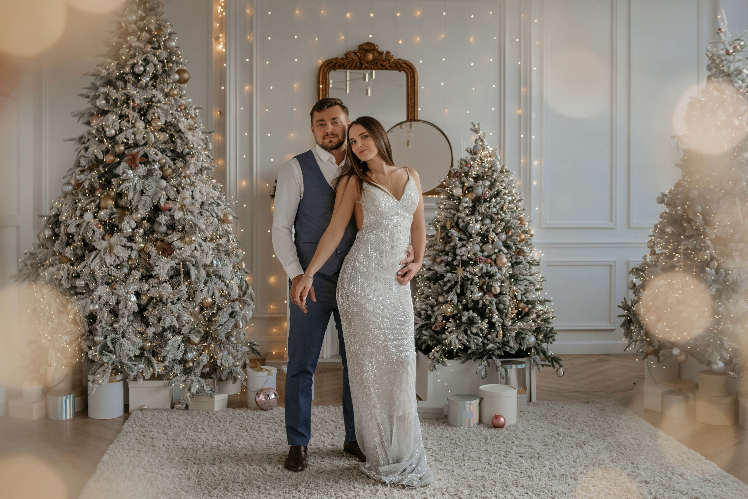 Красивая семейная пара приехала в Екатеринбург для новогдней фотосессии