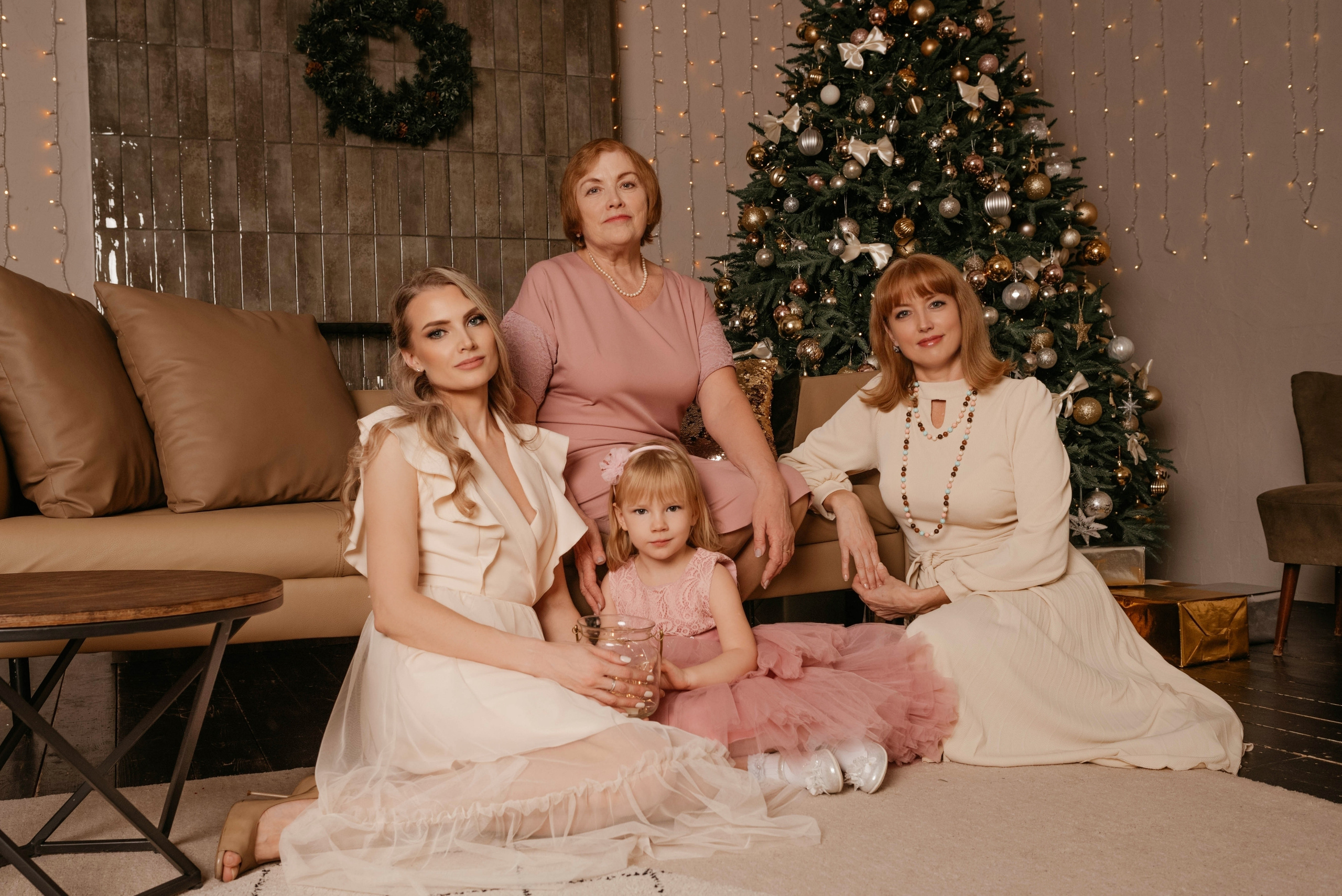 Семья приехала в студию для проведения фотосессии, они в шикарых розовых платьях и с красивыми прическами