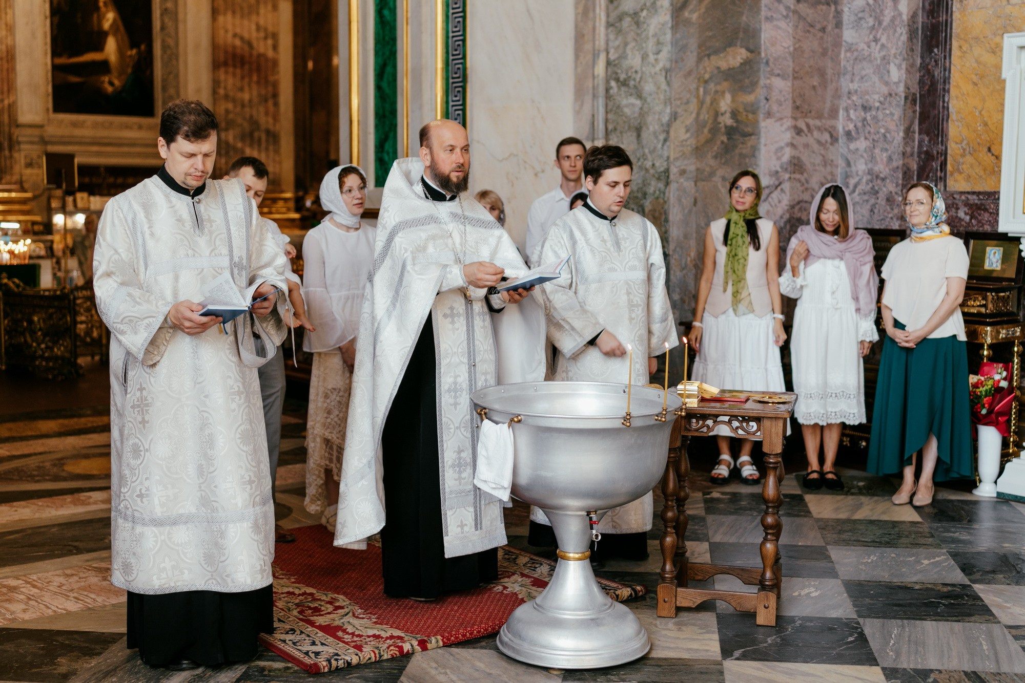 Крещение ребенка в Исаакиевском соборе СПб. Фотограф крещение венчание в Петербурге! Помогает подобрать храм и посоветовал душевного батюшку в СПб