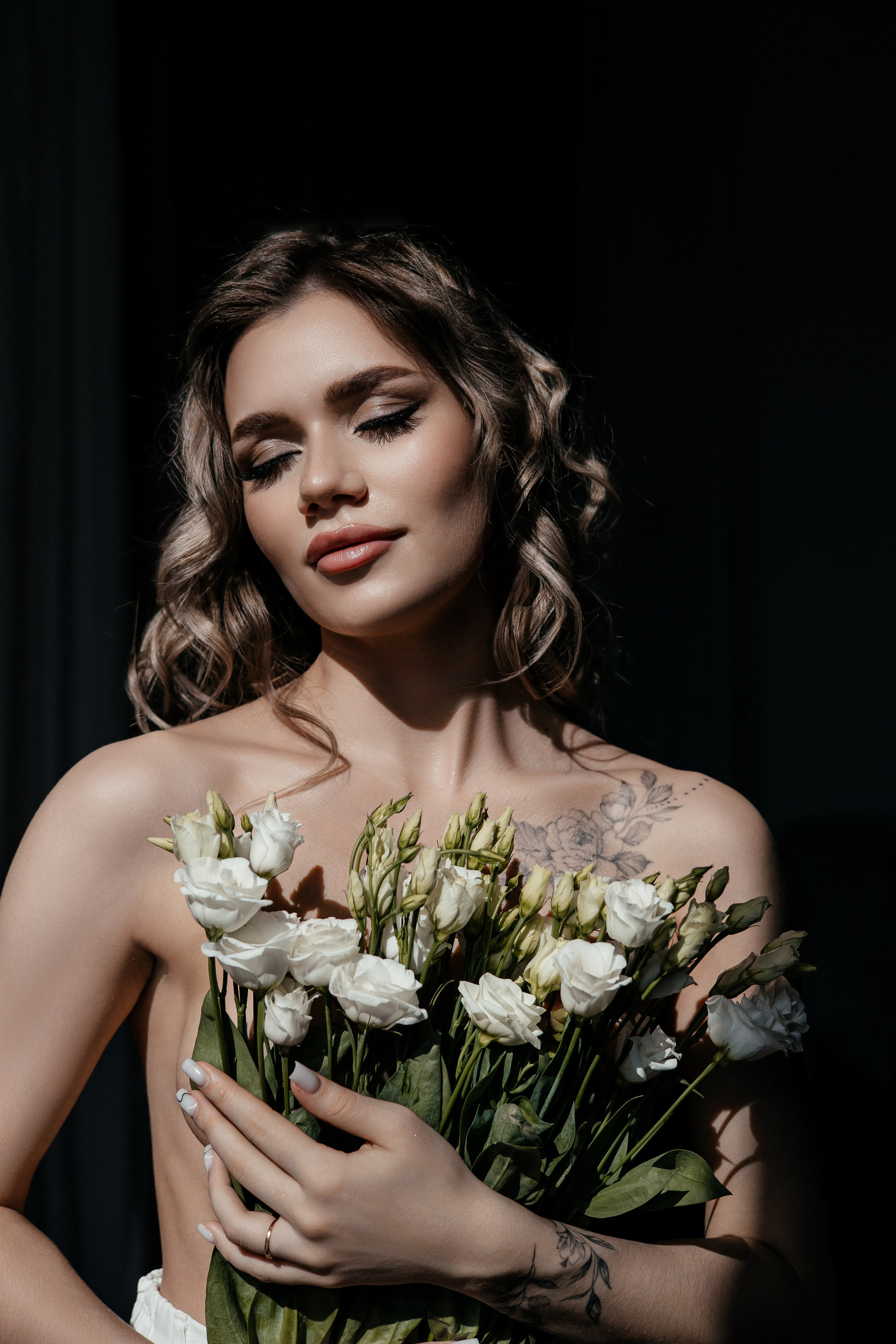 Лиза. белые цветы