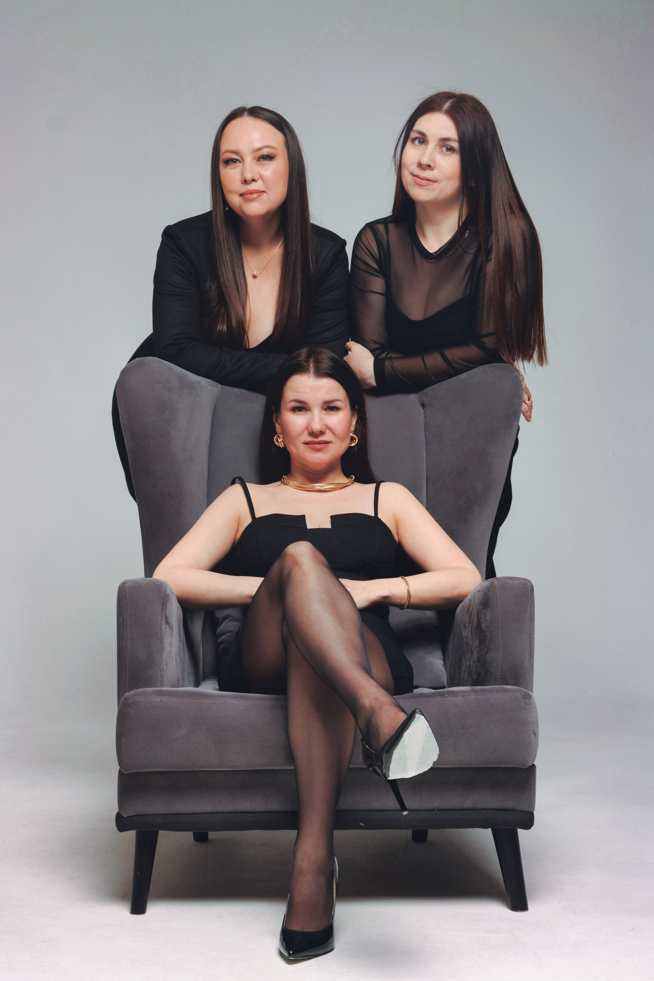 Фотосессия на циклораме для Елены и подруг — женская студийная съемка от фотографа Алексея. Репортажный фотограф на дни рождения и юбилеи в Улан-Удэ — Алексей Раднаев