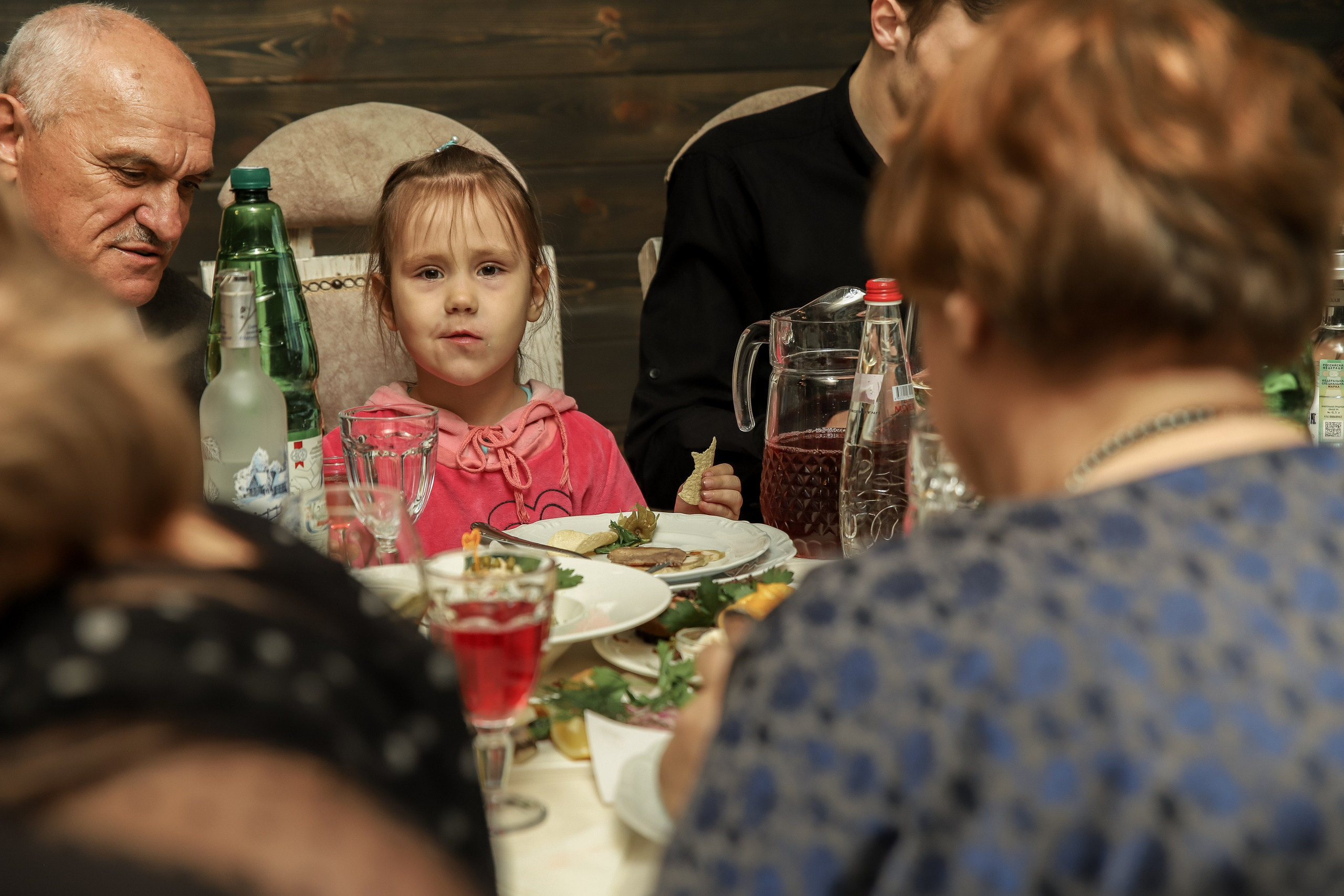 Репортаж торжества в ресторане. Семейный свадебный интерьерный фотограф Тверь Санкт- Марина Свистунова