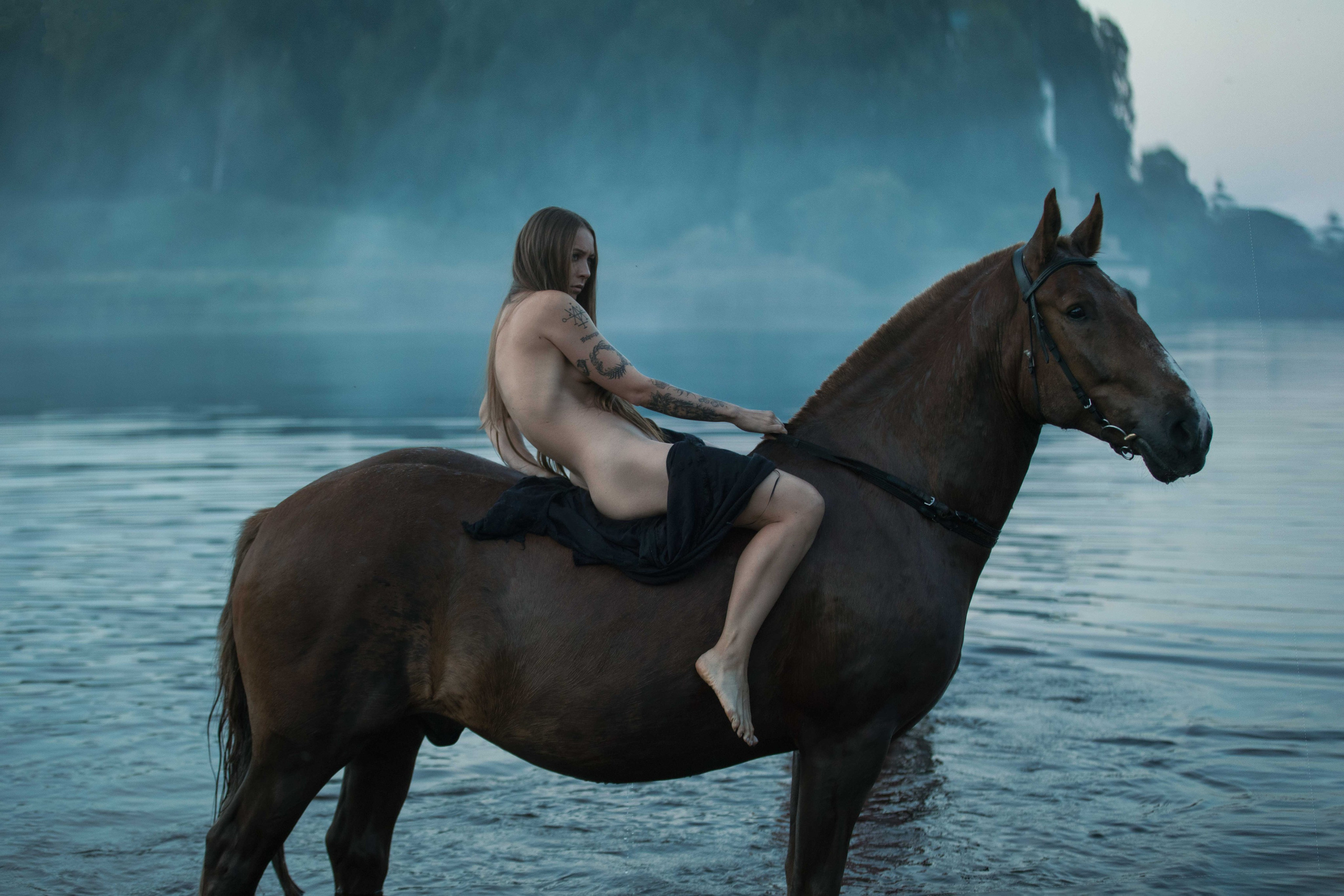 Купание рыжего коня. Фотохудожник из города Пскова