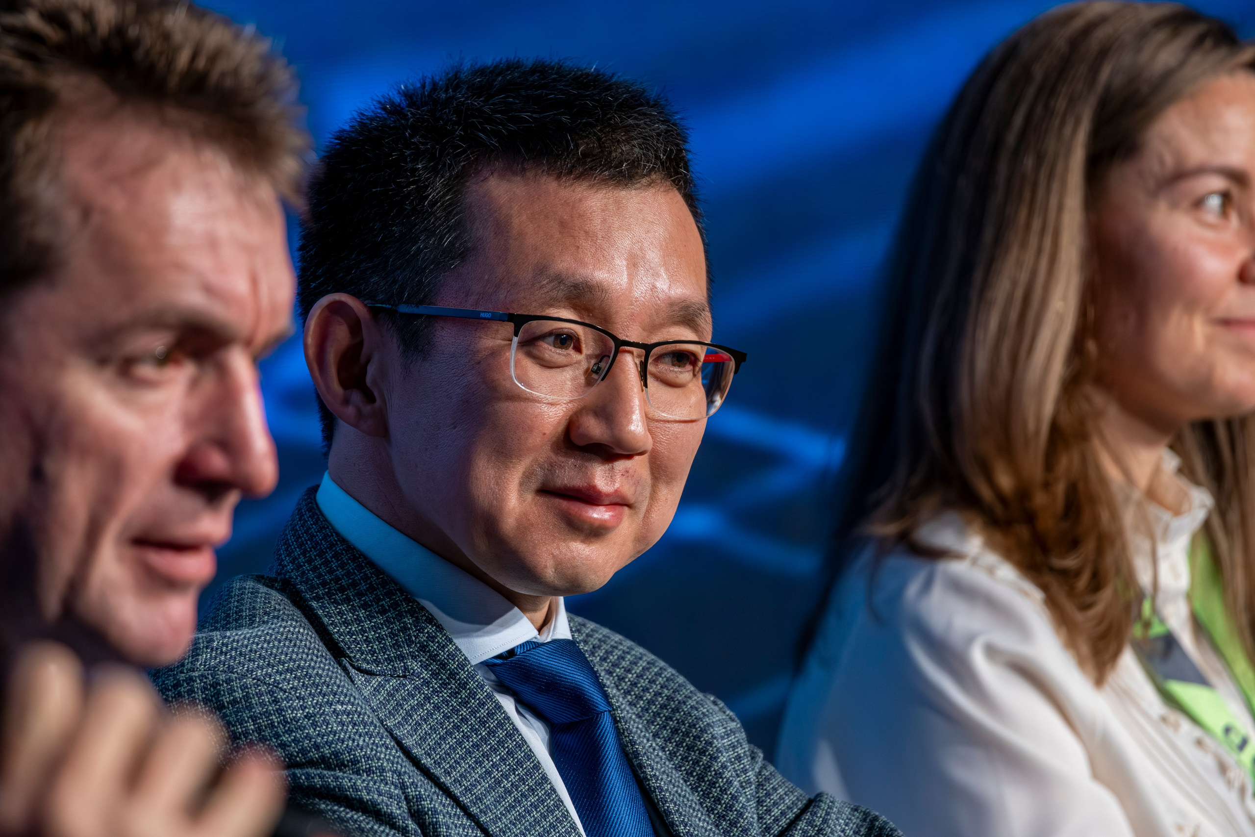 Признание выступления: аплодисменты аудитории на облигационном конгрессе