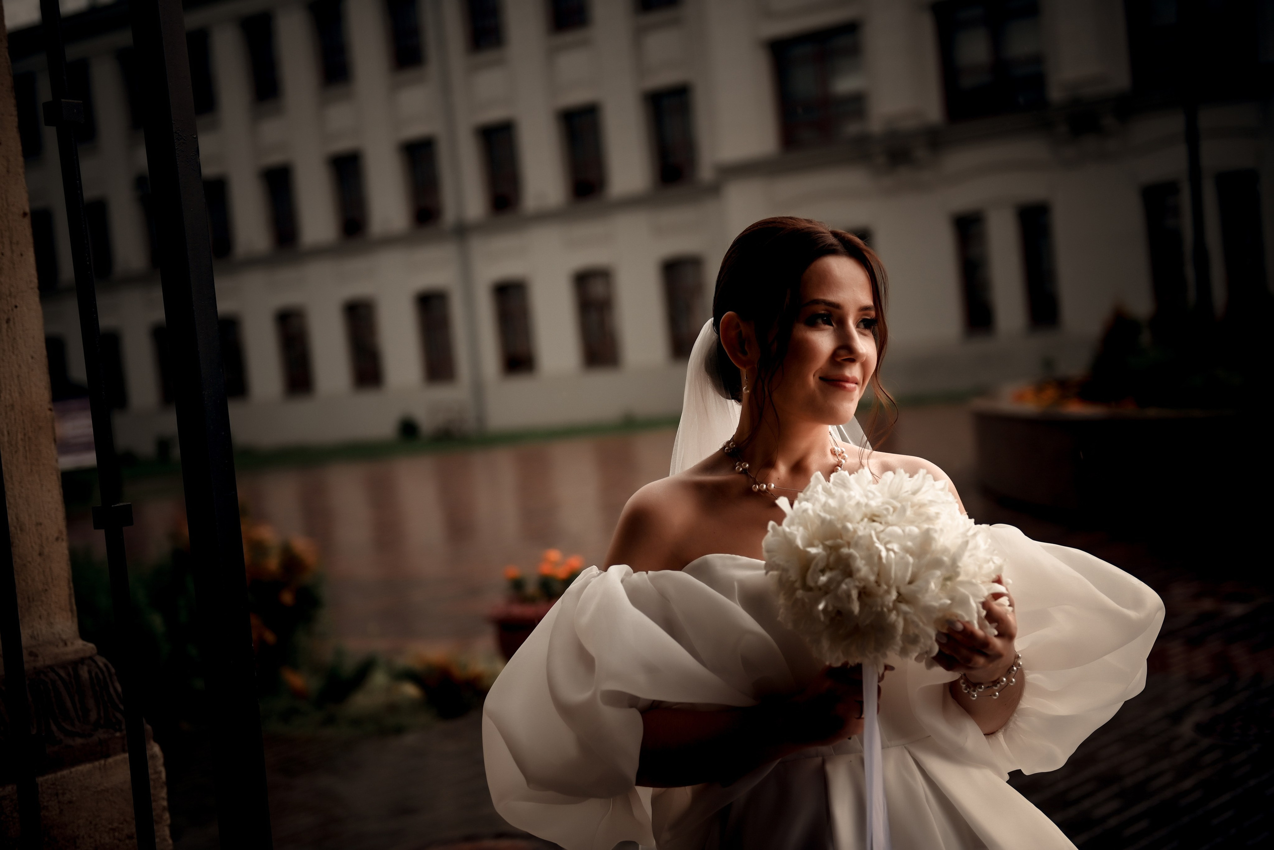 Небольшая свадебная серия в музее и прогулкой под дождем Эльмиры и Ризата. Свадебный, семейный, детский, контент фотограф в Омске Максим Ильин